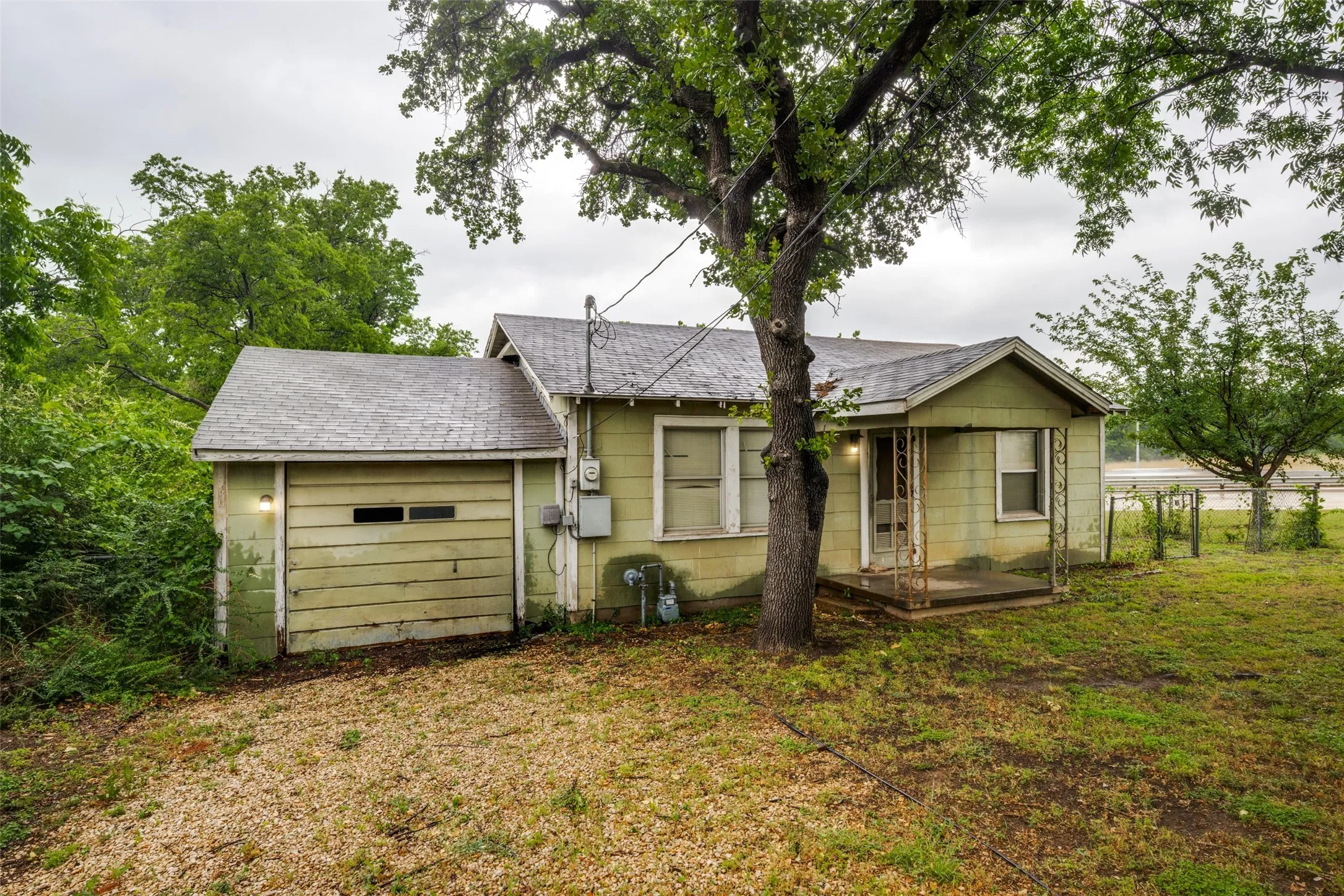 Single Family Residence For Sale in Denton County , 1202 Lindsey Street, Denton, Texas 76205, 2 Bedroom, 1 Bathroom, 1 Garage spaces, 871 Sqft, built in 1946, mls#21252509, Real Estate Agent in Denton, Homes For Sale in Denton county, Homes For Sale in Denton, Realtor in Denton Texas, Real Estate Brokerage Independent Realty Texas, Luminita Cordes Realtor