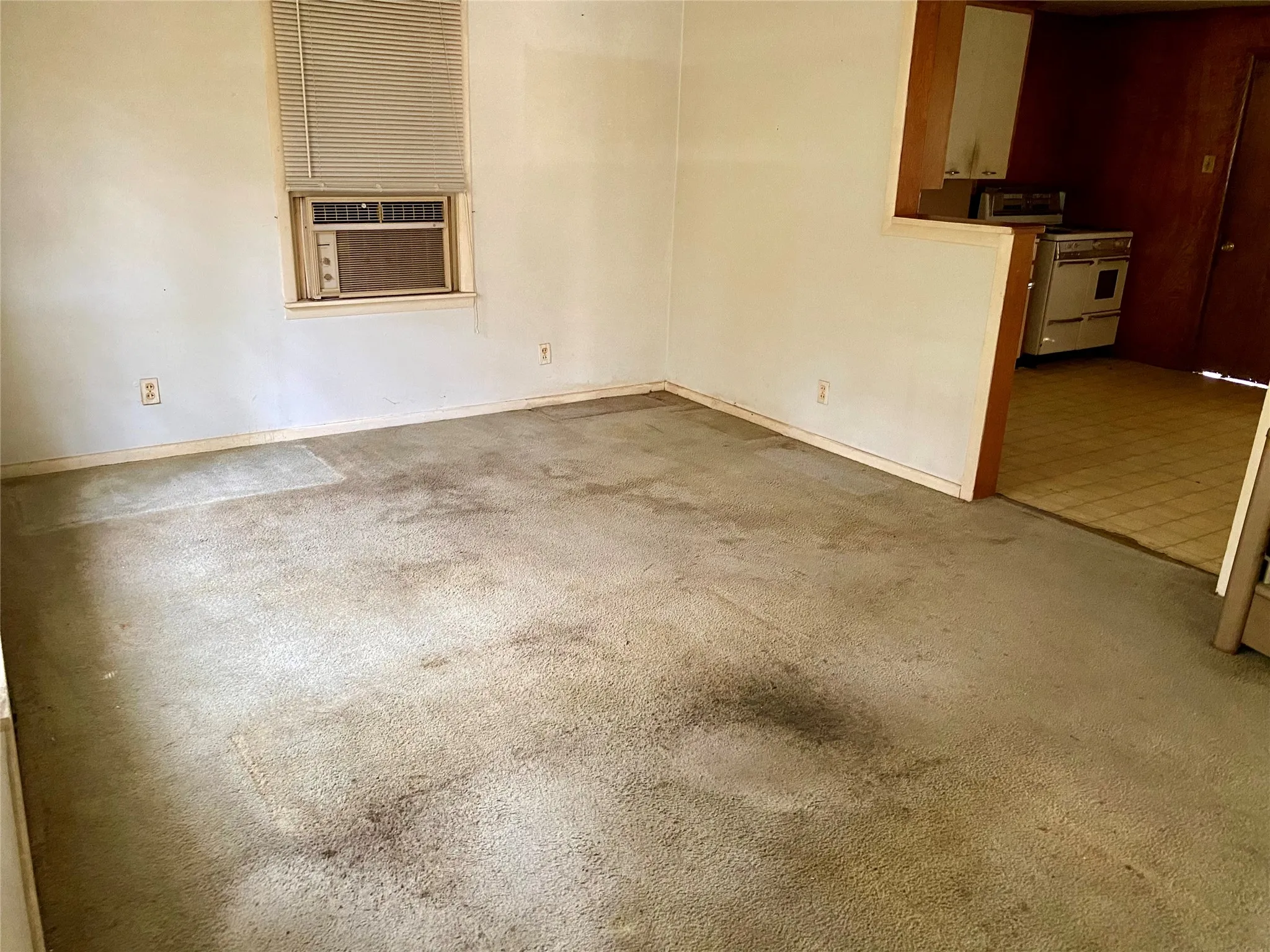 Single Family Residence For Sale in Denton County , 1202 Lindsey Street, Denton, Texas 76205, 2 Bedroom, 1 Bathroom, 1 Garage spaces, 871 Sqft, built in 1946, mls#21252509, Real Estate Agent in Denton, Homes For Sale in Denton county, Homes For Sale in Denton, Realtor in Denton Texas, Real Estate Brokerage Independent Realty Texas, Luminita Cordes Realtor