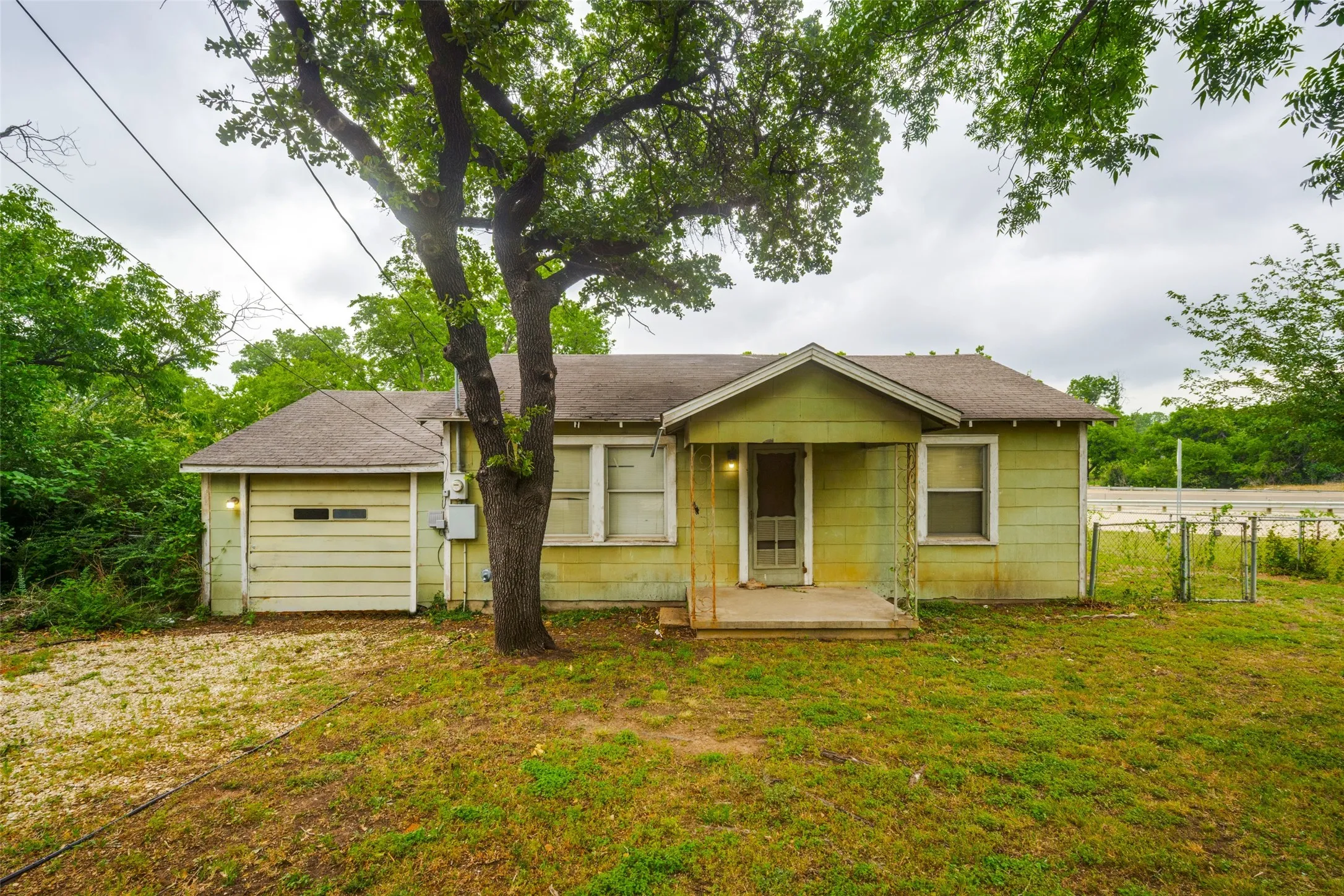 Single Family Residence For Sale in Denton County , 1202 Lindsey Street, Denton, Texas 76205, 2 Bedroom, 1 Bathroom, 1 Garage spaces, 871 Sqft, built in 1946, mls#21252509, Real Estate Agent in Denton, Homes For Sale in Denton county, Homes For Sale in Denton, Realtor in Denton Texas, Real Estate Brokerage Independent Realty Texas, Luminita Cordes Realtor