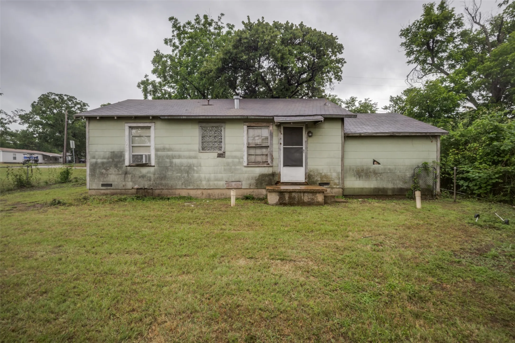 Single Family Residence For Sale in Denton County , 1202 Lindsey Street, Denton, Texas 76205, 2 Bedroom, 1 Bathroom, 1 Garage spaces, 871 Sqft, built in 1946, mls#21252509, Real Estate Agent in Denton, Homes For Sale in Denton county, Homes For Sale in Denton, Realtor in Denton Texas, Real Estate Brokerage Independent Realty Texas, Luminita Cordes Realtor