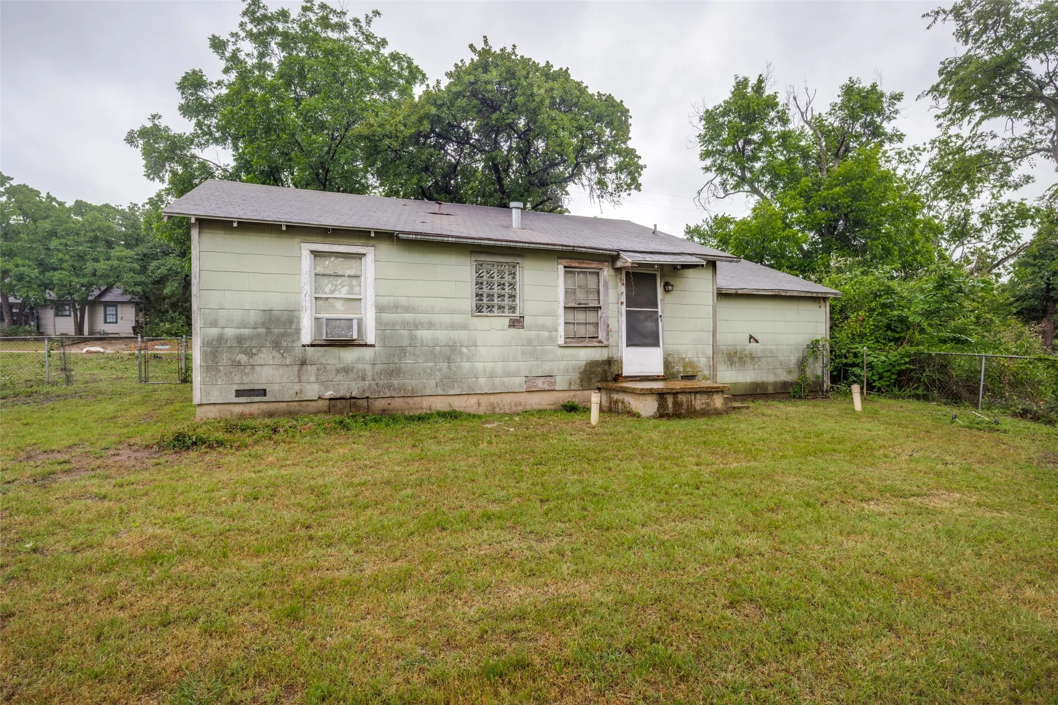 Single Family Residence For Sale in Denton County , 1202 Lindsey Street, Denton, Texas 76205, 2 Bedroom, 1 Bathroom, 1 Garage spaces, 871 Sqft, built in 1946, mls#21252509, Real Estate Agent in Denton, Homes For Sale in Denton county, Homes For Sale in Denton, Realtor in Denton Texas, Real Estate Brokerage Independent Realty Texas, Luminita Cordes Realtor