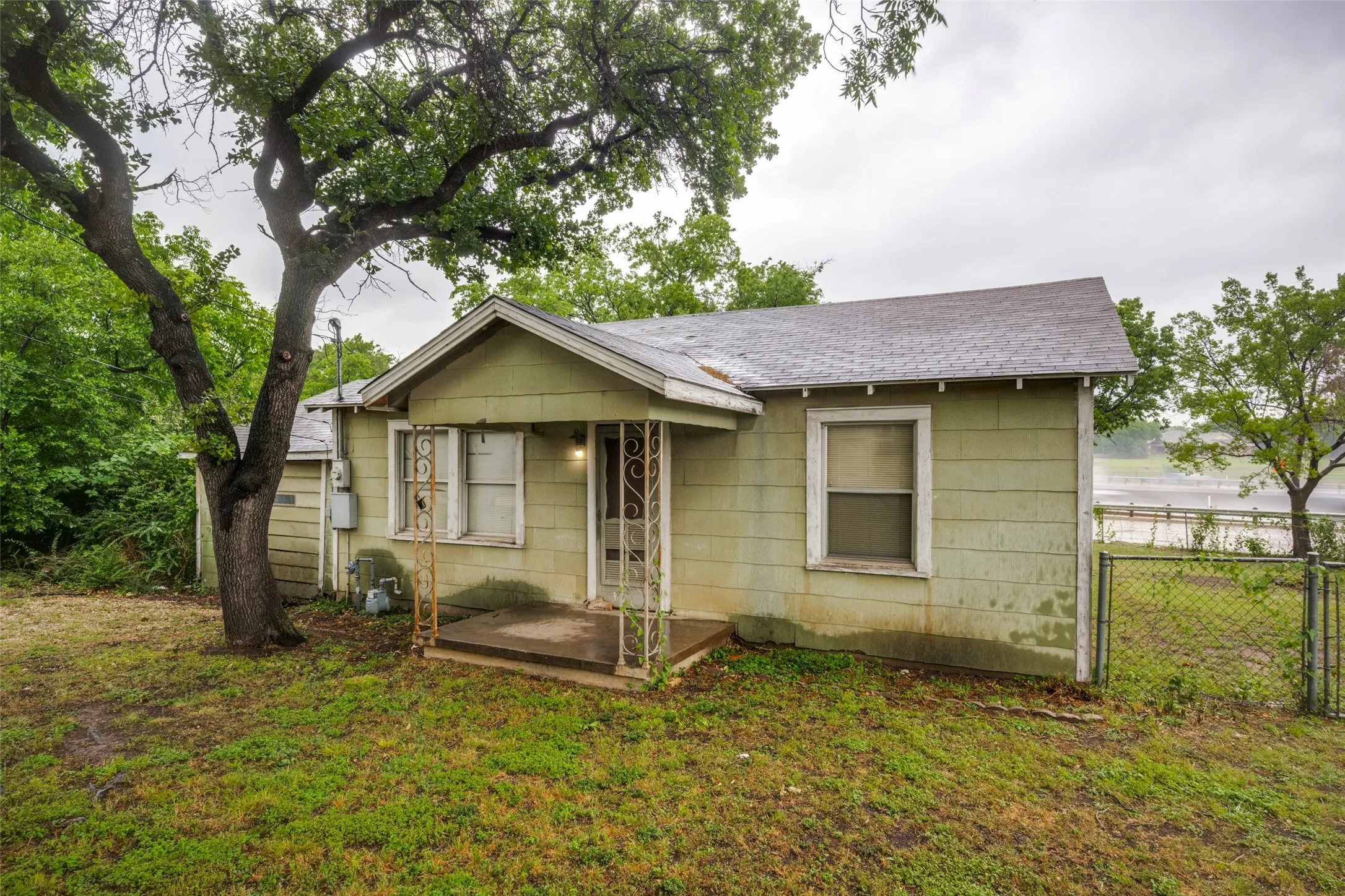 Single Family Residence For Sale in Denton County , 1202 Lindsey Street, Denton, Texas 76205, 2 Bedroom, 1 Bathroom, 1 Garage spaces, 871 Sqft, built in 1946, mls#21252509, Real Estate Agent in Denton, Homes For Sale in Denton county, Homes For Sale in Denton, Realtor in Denton Texas, Real Estate Brokerage Independent Realty Texas, Luminita Cordes Realtor
