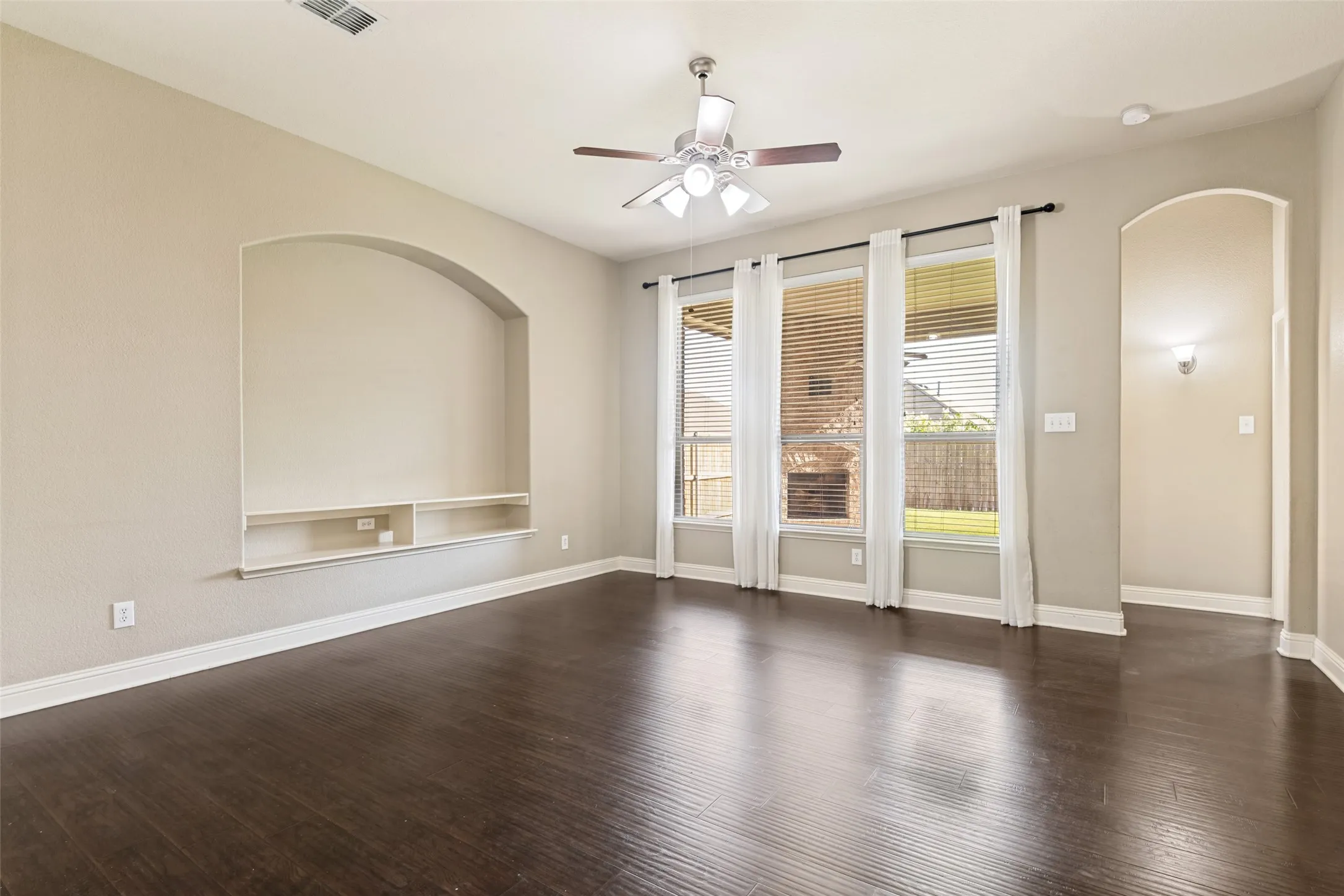 Single Family Residence For Sale in Rockwall County , 594 Louder Way, Fate, Texas 75087, 4 Bedroom, 3 Bathroom, 2 Garage spaces, 2,760 Sqft, built in 2011, mls#21274955, Real Estate Agent in Fate, Homes For Sale in Rockwall county, Homes For Sale in Fate, Realtor in Fate Texas, Real Estate Brokerage Independent Realty Texas, Luminita Cordes Realtor