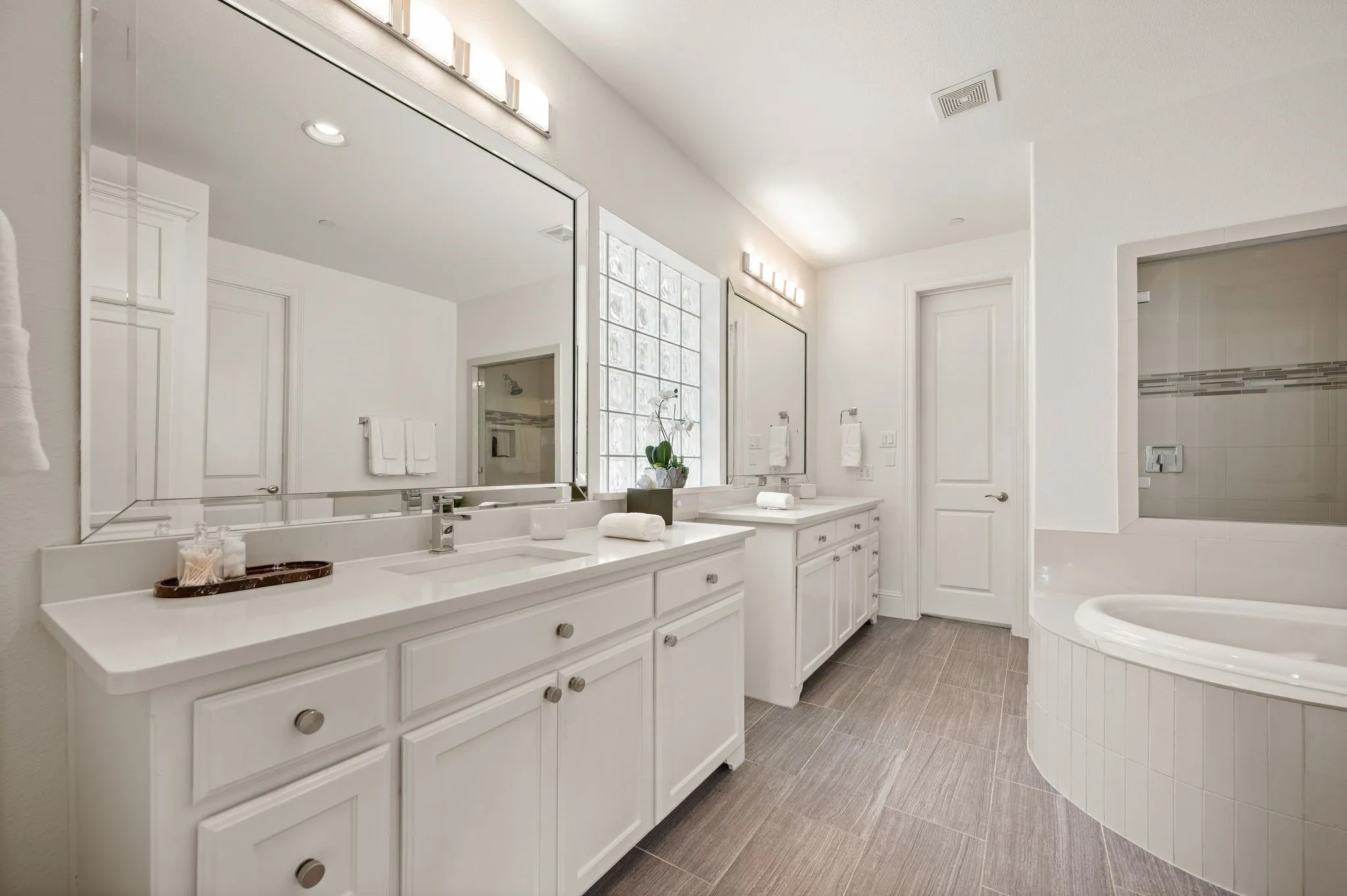 Single Family Residence For Sale in Dallas County , 4887 Cloudcroft Lane, Irving, Texas 75038, 3 Bedroom, 5 Bathroom, 2 Garage spaces, 3,618 Sqft, built in 2016, mls#21276391, Real Estate Agent in Irving, Homes For Sale in Dallas county, Homes For Sale in Irving, Realtor in Irving Texas, Real Estate Brokerage Independent Realty Texas, Luminita Cordes Realtor