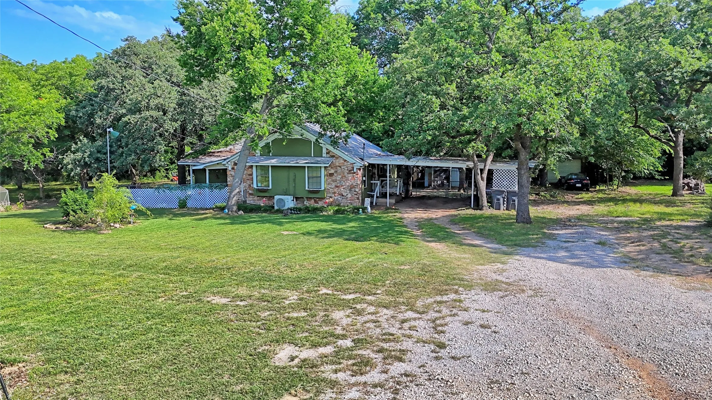 Single Family Residence For Sale in Montague County , 140 Elm Road, Nocona, Texas 76255, 3 Bedroom, 2 Bathroom, Garage spaces, 1,200 Sqft, built in 1955, mls#21280238, Real Estate Agent in Nocona, Homes For Sale in Montague county, Homes For Sale in Nocona, Realtor in Nocona Texas, Real Estate Brokerage Independent Realty Texas, Luminita Cordes Realtor