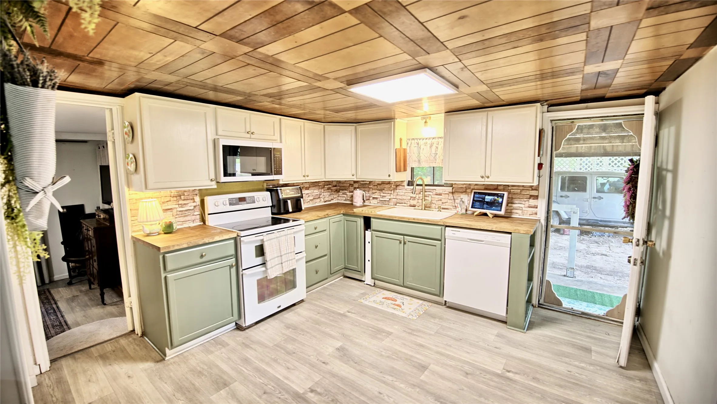 Single Family Residence For Sale in Montague County , 140 Elm Road, Nocona, Texas 76255, 3 Bedroom, 2 Bathroom, Garage spaces, 1,200 Sqft, built in 1955, mls#21280238, Real Estate Agent in Nocona, Homes For Sale in Montague county, Homes For Sale in Nocona, Realtor in Nocona Texas, Real Estate Brokerage Independent Realty Texas, Luminita Cordes Realtor