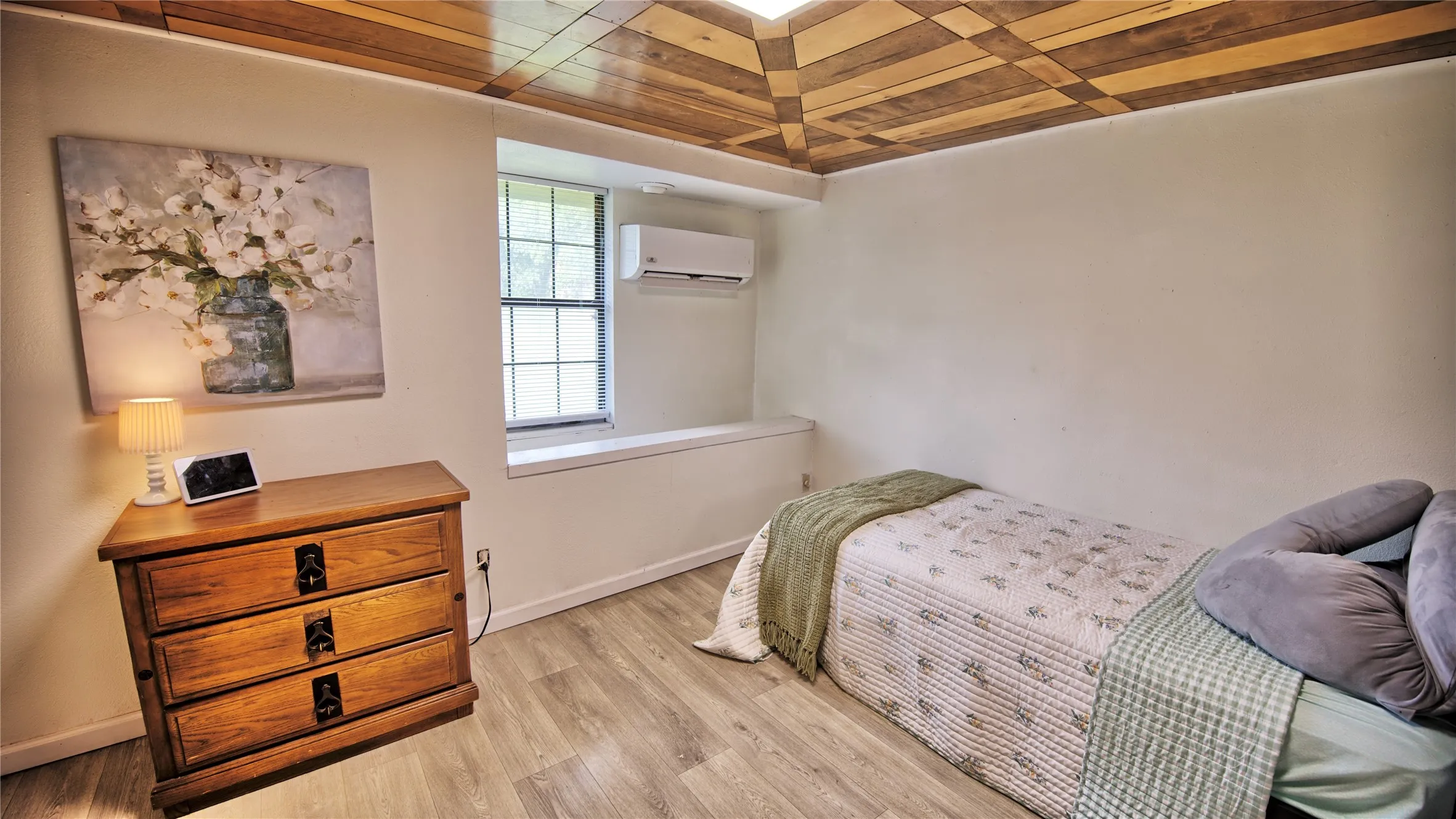 Single Family Residence For Sale in Montague County , 140 Elm Road, Nocona, Texas 76255, 3 Bedroom, 2 Bathroom, Garage spaces, 1,200 Sqft, built in 1955, mls#21280238, Real Estate Agent in Nocona, Homes For Sale in Montague county, Homes For Sale in Nocona, Realtor in Nocona Texas, Real Estate Brokerage Independent Realty Texas, Luminita Cordes Realtor