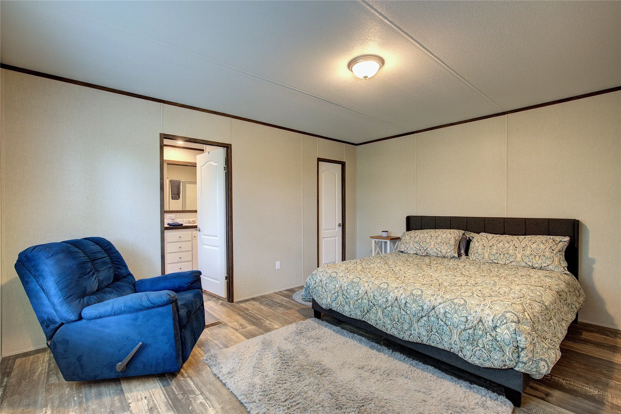 Plenty of space for king bed, seating area. Ensuite bath, walk in closet