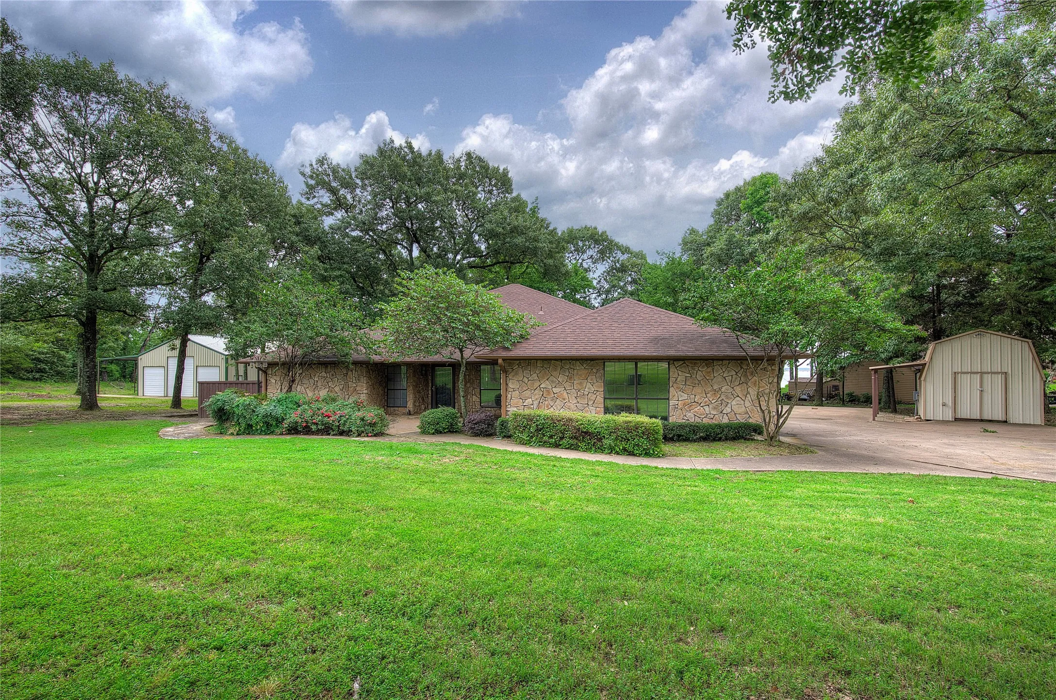 Single Family Residence For Sale in Wood County , 1605 County Road 1785, Yantis, Texas 75497, 4 Bedrooms, 3 Bathrooms, 2 Garage spaces, 2,707 Sqft, built in 1999, Price $895,000, mls#21278113, Real Estate Agent in Yantis, Homes For Sale in Wood county, Homes For Sale in Yantis, Realtor in Yantis Texas, Real Estate Brokerage Independent Realty Texas, Luminita Cordes Realtor