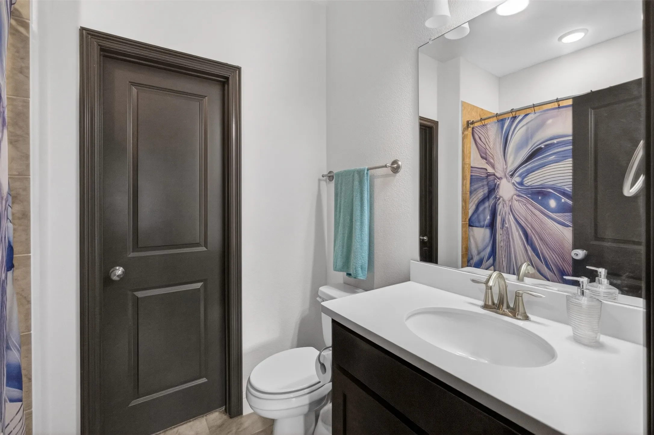 Full bathroom connected to 2nd bedroom upstairs