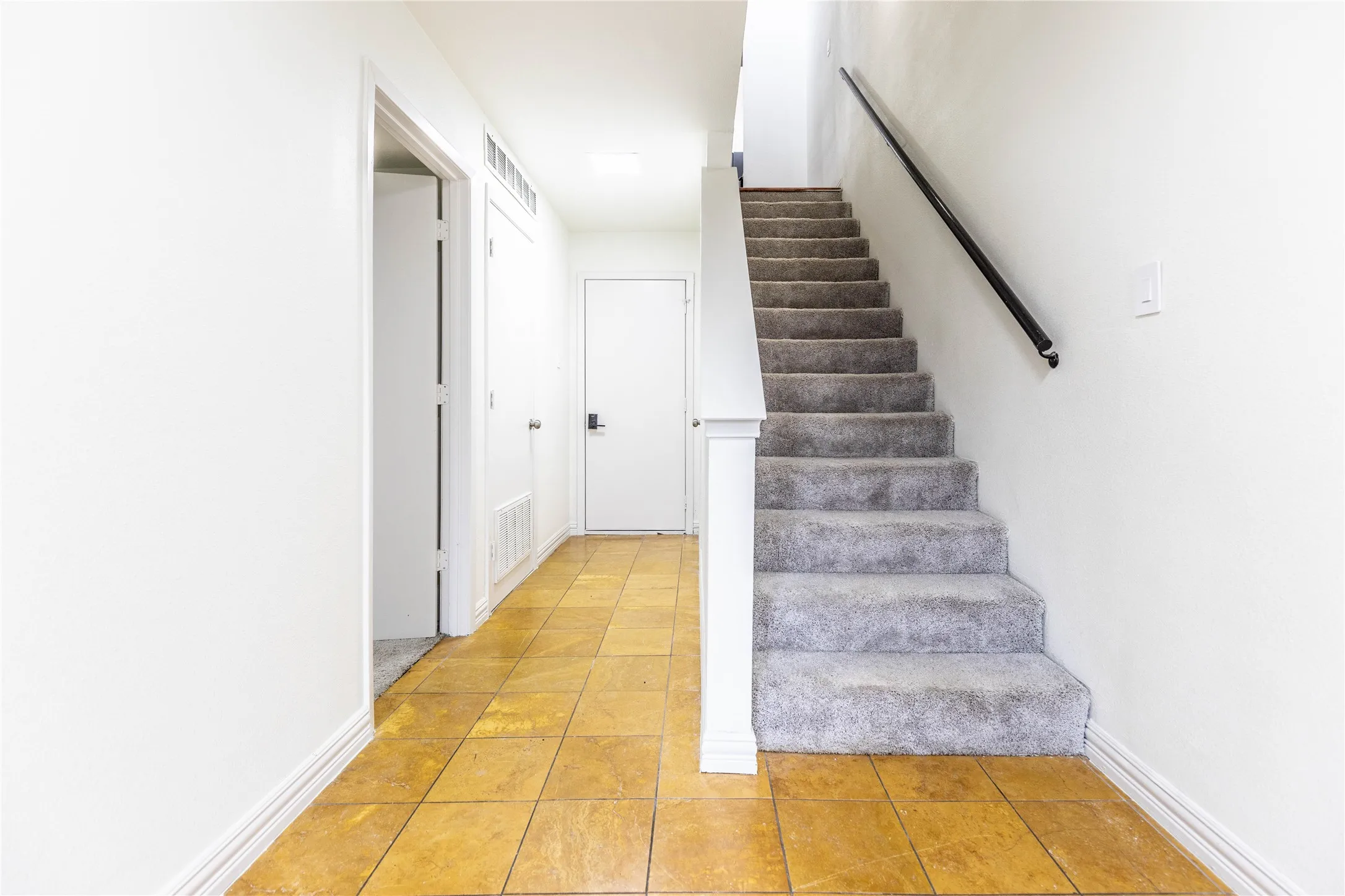 Condominium For Sale in Dallas County , 7031 Holly Hill Drive 10, Dallas, Texas 75231, 2 Bedroom, 2 Bathroom, 2 Garage spaces, 1,225 Sqft, built in 1979, mls#21280311, Real Estate Agent in Dallas, Homes For Sale in Dallas county, Homes For Sale in Dallas, Realtor in Dallas Texas, Real Estate Brokerage Independent Realty Texas, Luminita Cordes Realtor