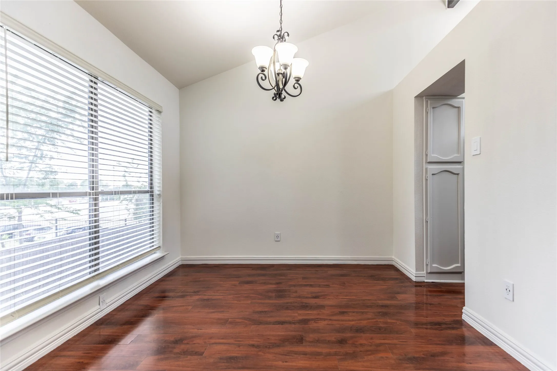 Condominium For Sale in Dallas County , 7031 Holly Hill Drive 10, Dallas, Texas 75231, 2 Bedroom, 2 Bathroom, 2 Garage spaces, 1,225 Sqft, built in 1979, mls#21280311, Real Estate Agent in Dallas, Homes For Sale in Dallas county, Homes For Sale in Dallas, Realtor in Dallas Texas, Real Estate Brokerage Independent Realty Texas, Luminita Cordes Realtor