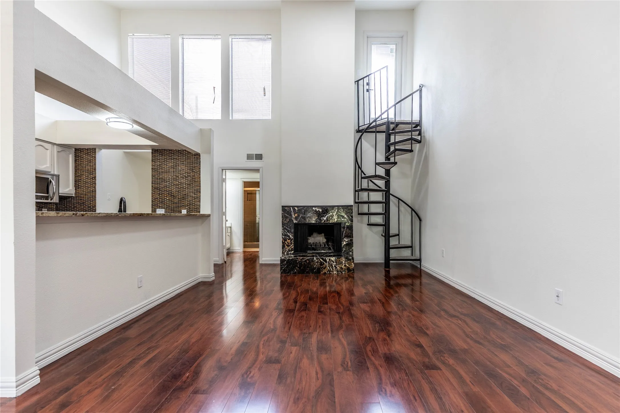 Condominium For Sale in Dallas County , 7031 Holly Hill Drive 10, Dallas, Texas 75231, 2 Bedroom, 2 Bathroom, 2 Garage spaces, 1,225 Sqft, built in 1979, mls#21280311, Real Estate Agent in Dallas, Homes For Sale in Dallas county, Homes For Sale in Dallas, Realtor in Dallas Texas, Real Estate Brokerage Independent Realty Texas, Luminita Cordes Realtor