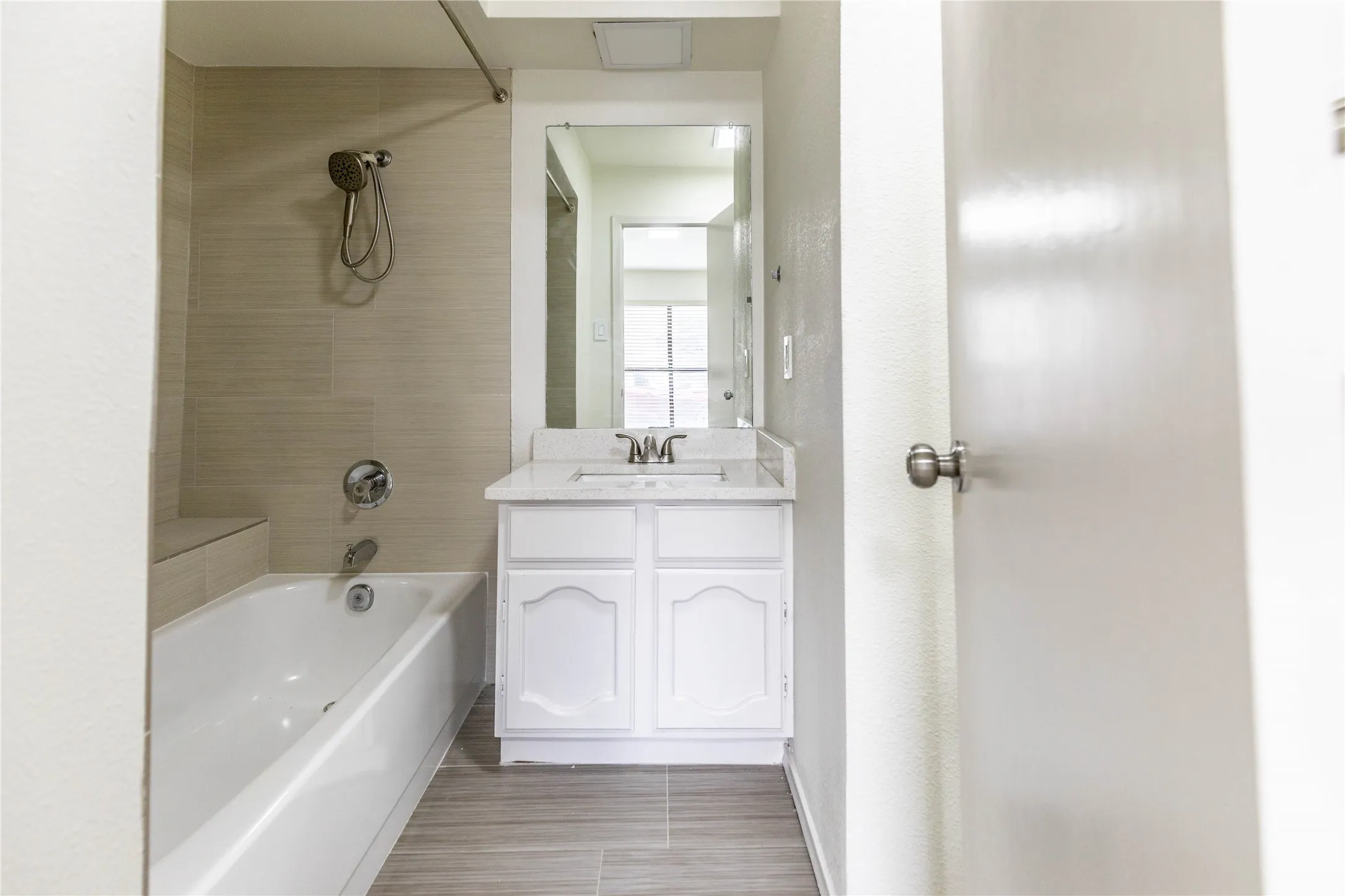 Condominium For Sale in Dallas County , 7031 Holly Hill Drive 10, Dallas, Texas 75231, 2 Bedroom, 2 Bathroom, 2 Garage spaces, 1,225 Sqft, built in 1979, mls#21280311, Real Estate Agent in Dallas, Homes For Sale in Dallas county, Homes For Sale in Dallas, Realtor in Dallas Texas, Real Estate Brokerage Independent Realty Texas, Luminita Cordes Realtor
