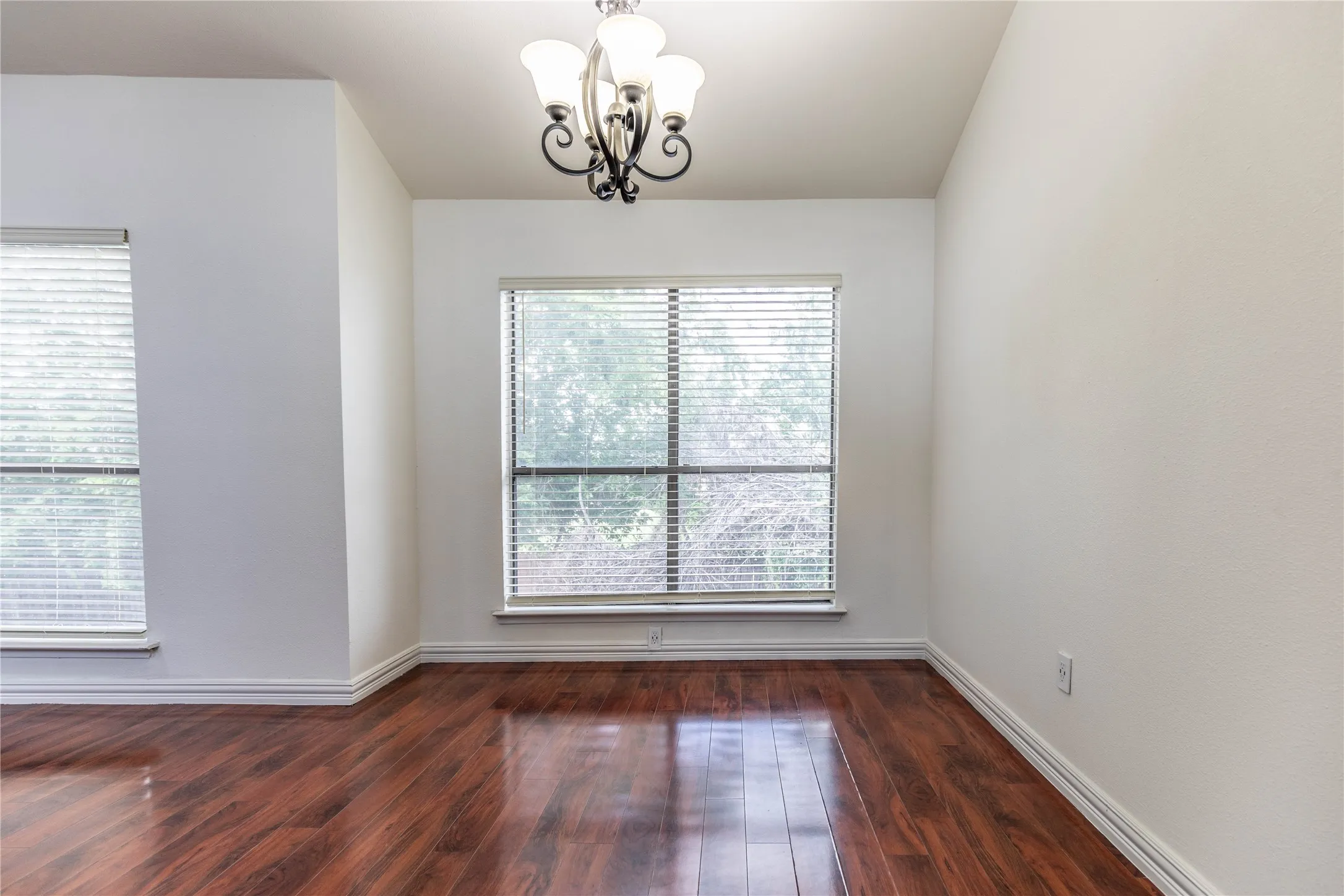 Condominium For Sale in Dallas County , 7031 Holly Hill Drive 10, Dallas, Texas 75231, 2 Bedroom, 2 Bathroom, 2 Garage spaces, 1,225 Sqft, built in 1979, mls#21280311, Real Estate Agent in Dallas, Homes For Sale in Dallas county, Homes For Sale in Dallas, Realtor in Dallas Texas, Real Estate Brokerage Independent Realty Texas, Luminita Cordes Realtor