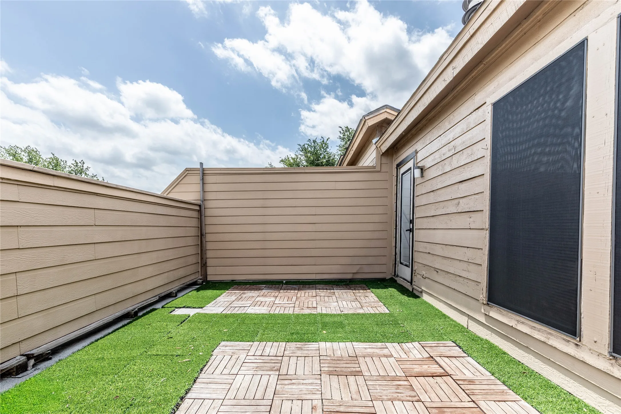 Condominium For Sale in Dallas County , 7031 Holly Hill Drive 10, Dallas, Texas 75231, 2 Bedroom, 2 Bathroom, 2 Garage spaces, 1,225 Sqft, built in 1979, mls#21280311, Real Estate Agent in Dallas, Homes For Sale in Dallas county, Homes For Sale in Dallas, Realtor in Dallas Texas, Real Estate Brokerage Independent Realty Texas, Luminita Cordes Realtor