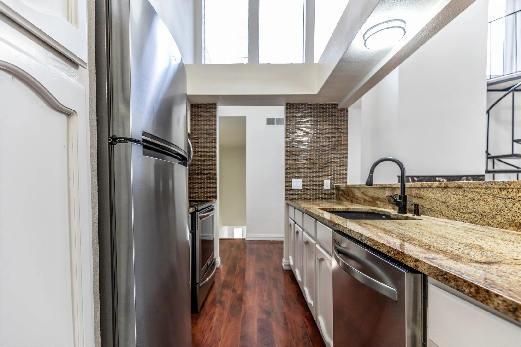 Condominium For Sale in Dallas County , 7031 Holly Hill Drive 10, Dallas, Texas 75231, 2 Bedroom, 2 Bathroom, 2 Garage spaces, 1,225 Sqft, built in 1979, mls#21280311, Real Estate Agent in Dallas, Homes For Sale in Dallas county, Homes For Sale in Dallas, Realtor in Dallas Texas, Real Estate Brokerage Independent Realty Texas, Luminita Cordes Realtor