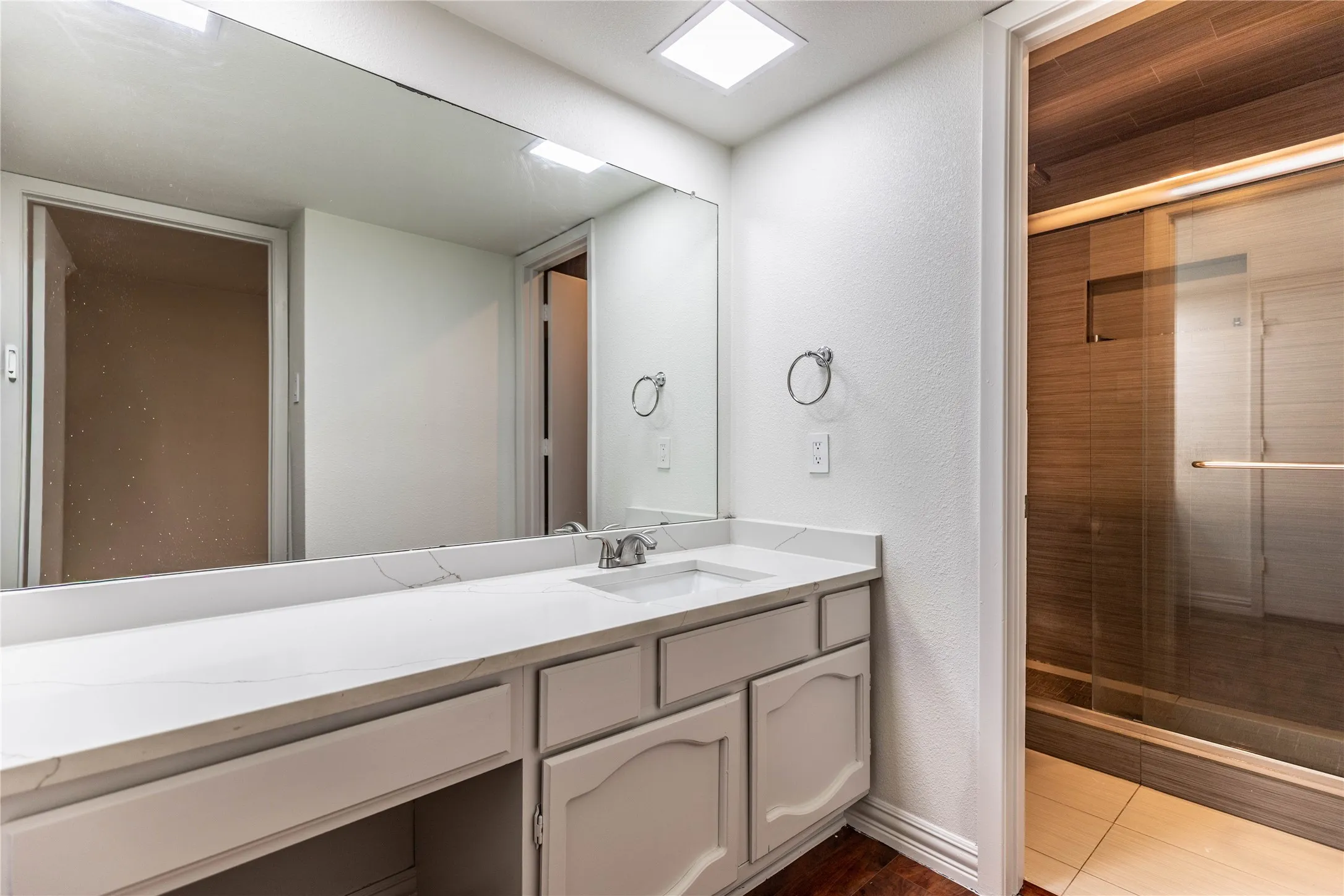 Condominium For Sale in Dallas County , 7031 Holly Hill Drive 10, Dallas, Texas 75231, 2 Bedroom, 2 Bathroom, 2 Garage spaces, 1,225 Sqft, built in 1979, mls#21280311, Real Estate Agent in Dallas, Homes For Sale in Dallas county, Homes For Sale in Dallas, Realtor in Dallas Texas, Real Estate Brokerage Independent Realty Texas, Luminita Cordes Realtor