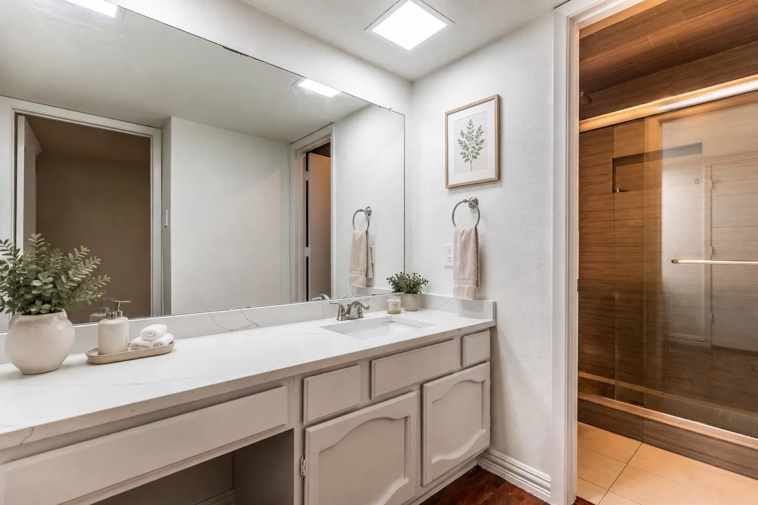 Condominium For Sale in Dallas County , 7031 Holly Hill Drive 10, Dallas, Texas 75231, 2 Bedroom, 2 Bathroom, 2 Garage spaces, 1,225 Sqft, built in 1979, mls#21280311, Real Estate Agent in Dallas, Homes For Sale in Dallas county, Homes For Sale in Dallas, Realtor in Dallas Texas, Real Estate Brokerage Independent Realty Texas, Luminita Cordes Realtor