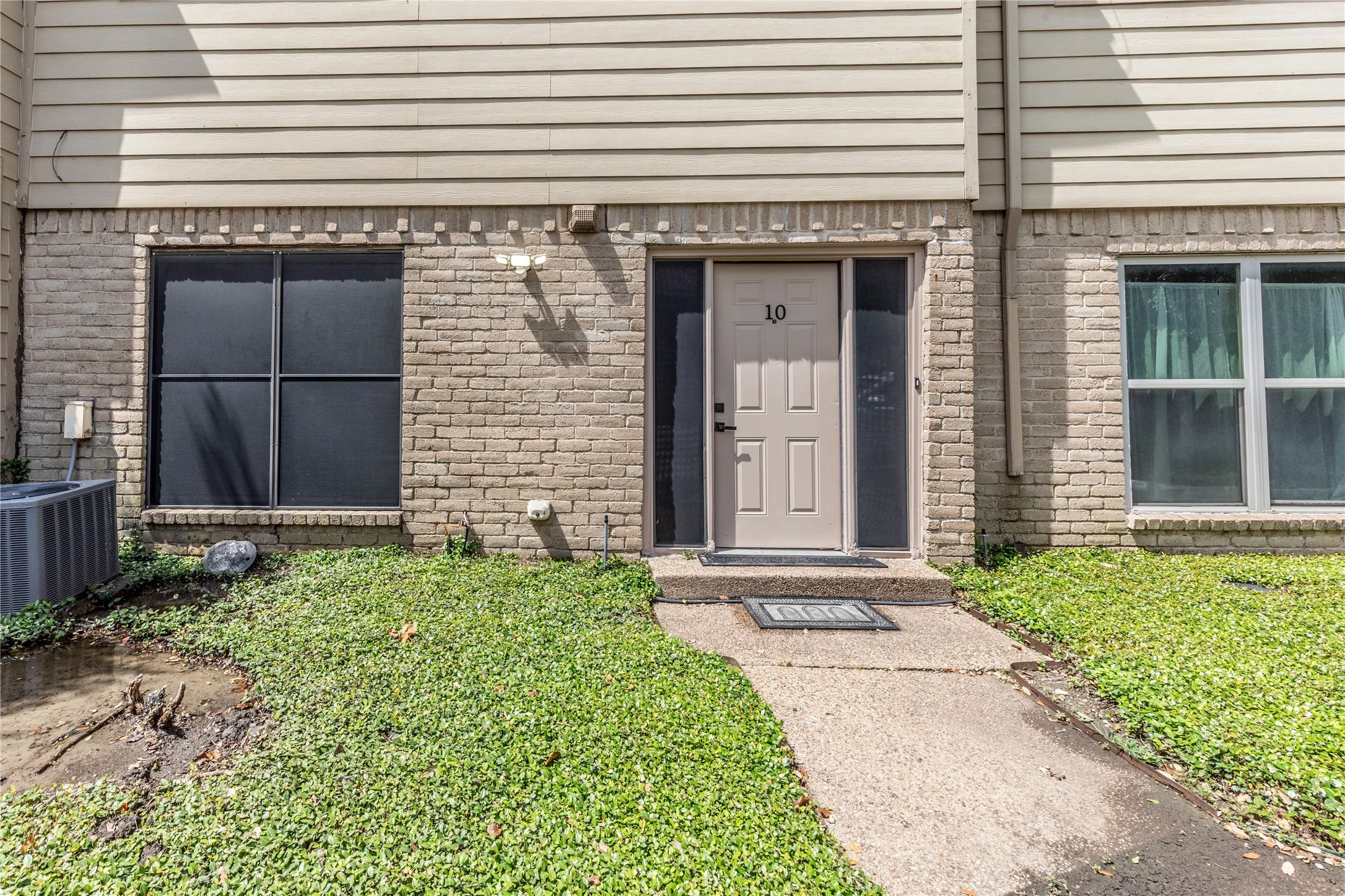 Condominium For Sale in Dallas County , 7031 Holly Hill Drive 10, Dallas, Texas 75231, 2 Bedroom, 2 Bathroom, 2 Garage spaces, 1,225 Sqft, built in 1979, mls#21280311, Real Estate Agent in Dallas, Homes For Sale in Dallas county, Homes For Sale in Dallas, Realtor in Dallas Texas, Real Estate Brokerage Independent Realty Texas, Luminita Cordes Realtor