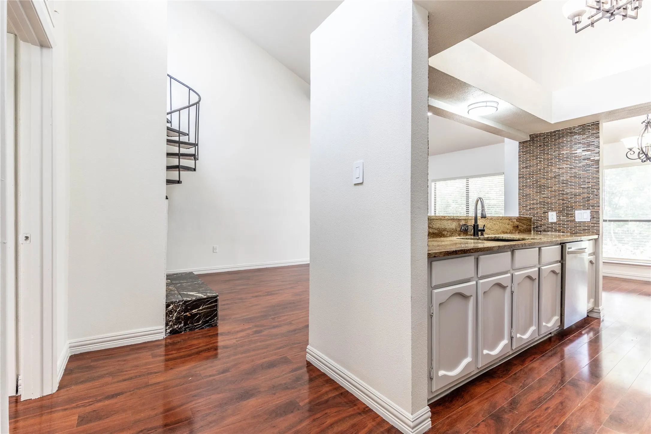 Condominium For Sale in Dallas County , 7031 Holly Hill Drive 10, Dallas, Texas 75231, 2 Bedroom, 2 Bathroom, 2 Garage spaces, 1,225 Sqft, built in 1979, mls#21280311, Real Estate Agent in Dallas, Homes For Sale in Dallas county, Homes For Sale in Dallas, Realtor in Dallas Texas, Real Estate Brokerage Independent Realty Texas, Luminita Cordes Realtor