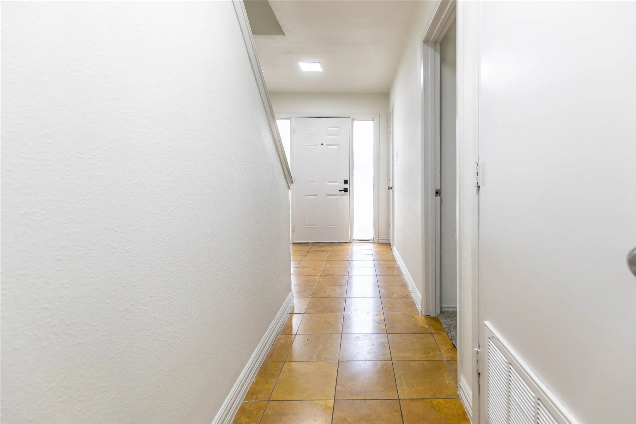 Condominium For Sale in Dallas County , 7031 Holly Hill Drive 10, Dallas, Texas 75231, 2 Bedroom, 2 Bathroom, 2 Garage spaces, 1,225 Sqft, built in 1979, mls#21280311, Real Estate Agent in Dallas, Homes For Sale in Dallas county, Homes For Sale in Dallas, Realtor in Dallas Texas, Real Estate Brokerage Independent Realty Texas, Luminita Cordes Realtor