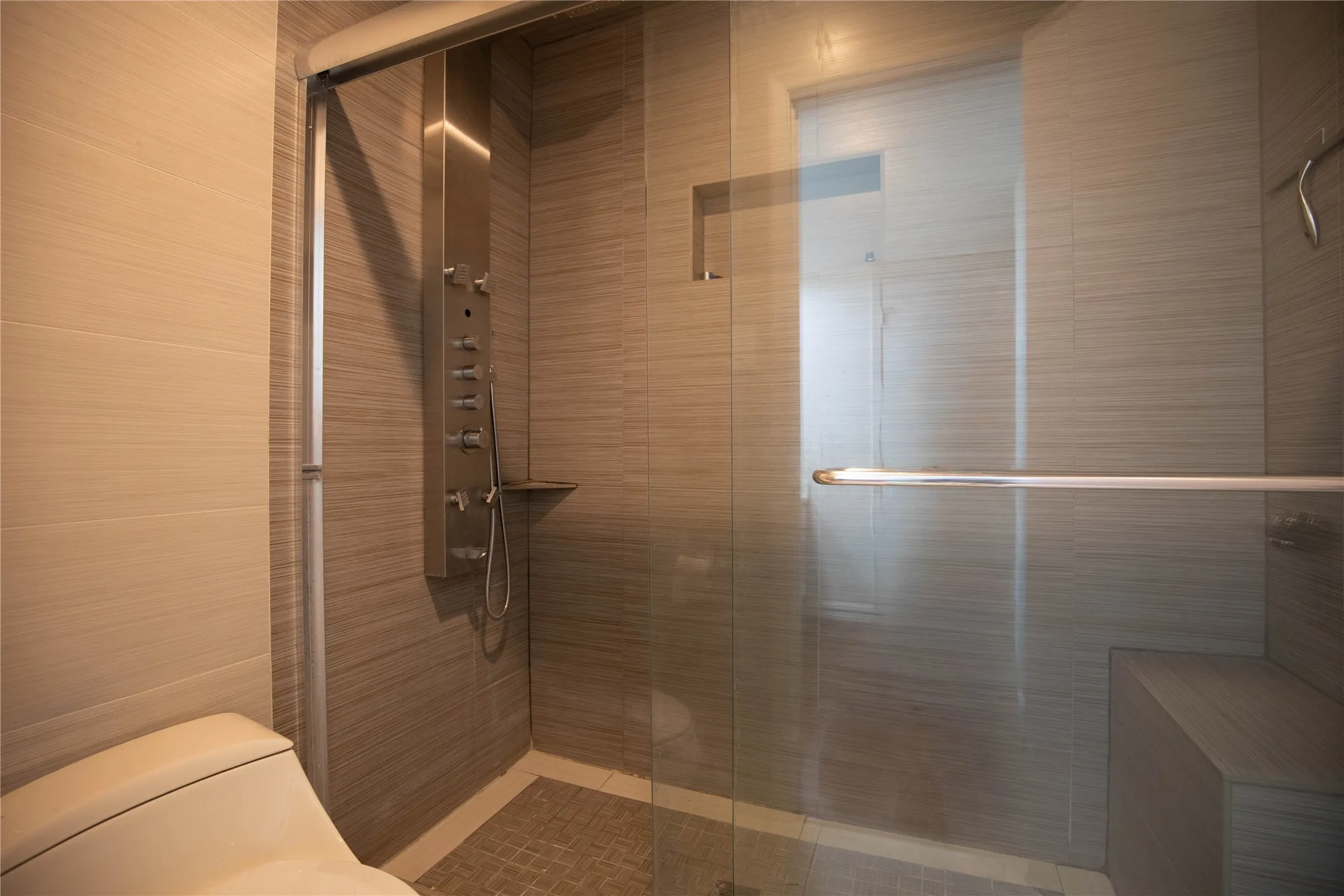 Condominium For Sale in Dallas County , 7031 Holly Hill Drive 10, Dallas, Texas 75231, 2 Bedroom, 2 Bathroom, 2 Garage spaces, 1,225 Sqft, built in 1979, mls#21280311, Real Estate Agent in Dallas, Homes For Sale in Dallas county, Homes For Sale in Dallas, Realtor in Dallas Texas, Real Estate Brokerage Independent Realty Texas, Luminita Cordes Realtor