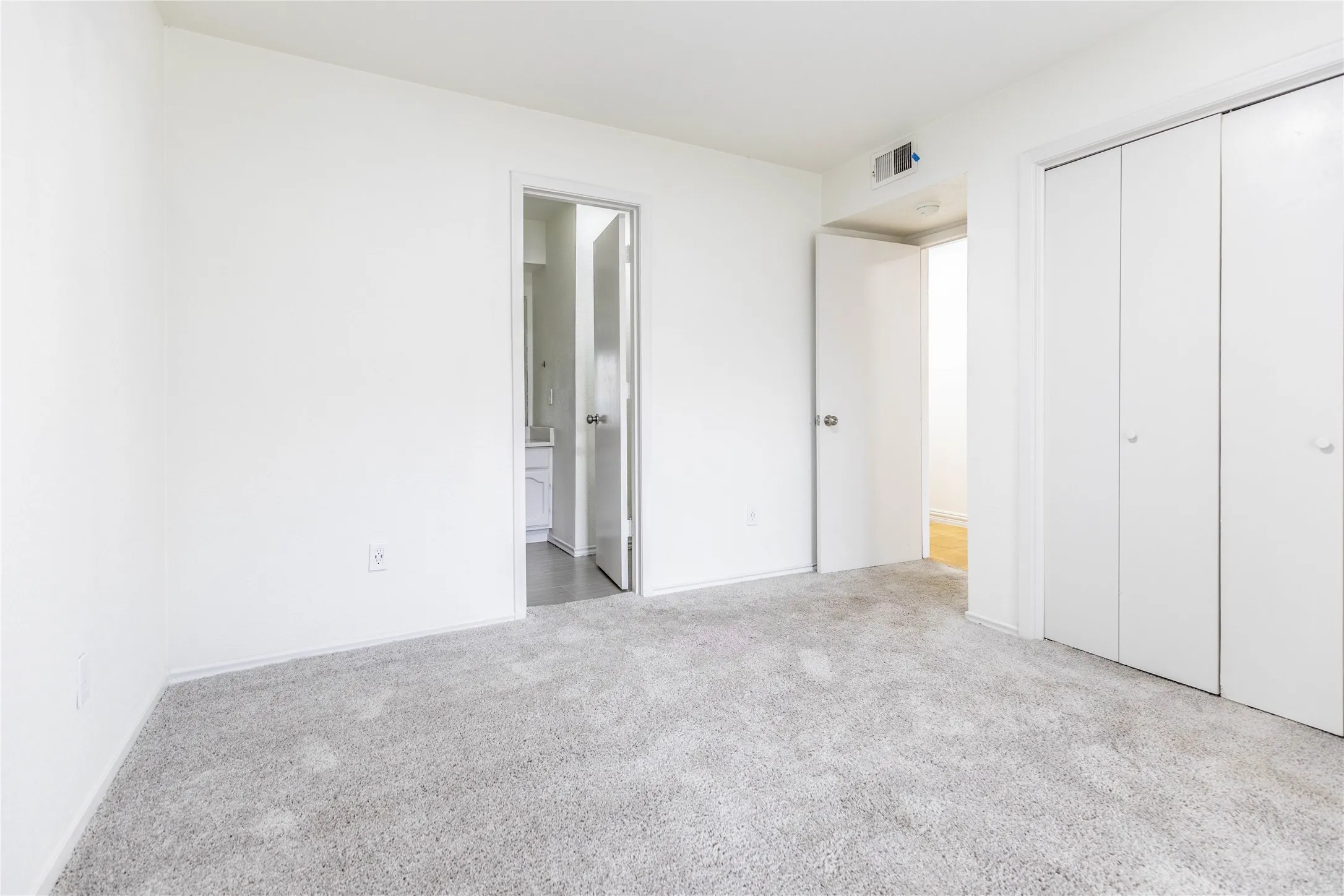 Condominium For Sale in Dallas County , 7031 Holly Hill Drive 10, Dallas, Texas 75231, 2 Bedroom, 2 Bathroom, 2 Garage spaces, 1,225 Sqft, built in 1979, mls#21280311, Real Estate Agent in Dallas, Homes For Sale in Dallas county, Homes For Sale in Dallas, Realtor in Dallas Texas, Real Estate Brokerage Independent Realty Texas, Luminita Cordes Realtor
