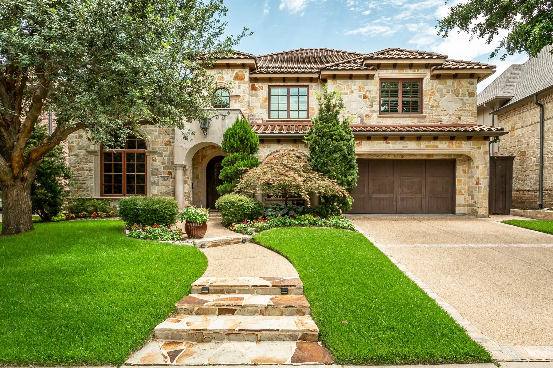 Single Family Residence For Sale in Dallas County , 6628 Sondra Drive, Dallas, Texas 75214, 4 Bedroom, 5 Bathroom, 2 Garage spaces, 4,722 Sqft, built in 2007, mls#21280330, Real Estate Agent in Dallas, Homes For Sale in Dallas county, Homes For Sale in Dallas, Realtor in Dallas Texas, Real Estate Brokerage Independent Realty Texas, Luminita Cordes Realtor