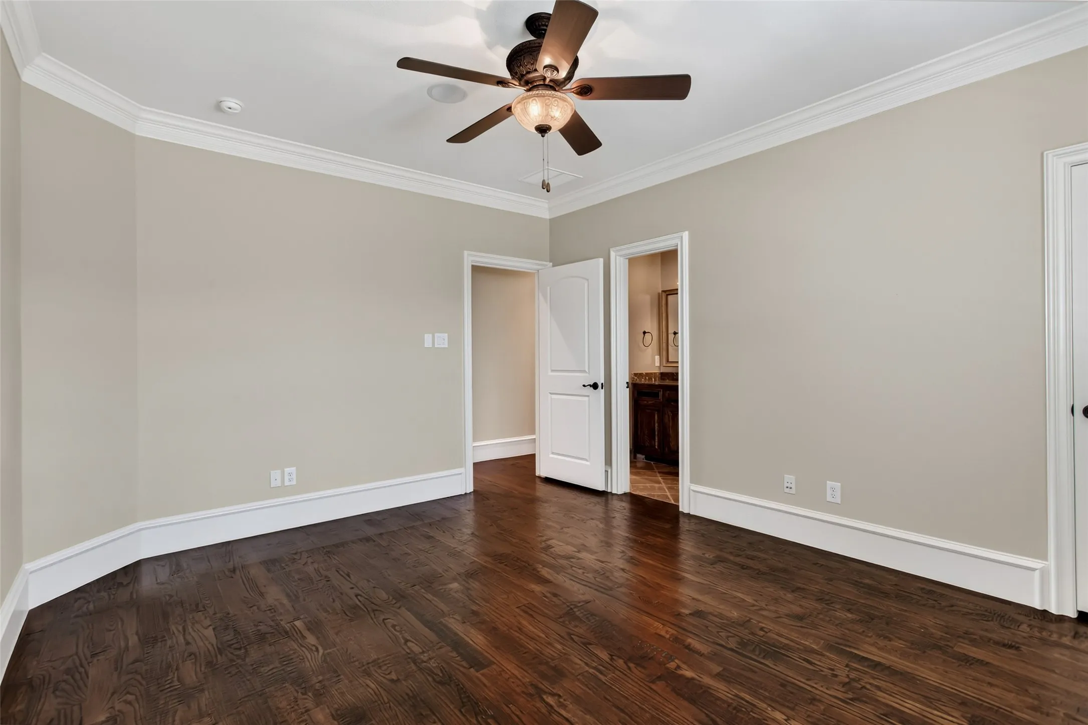 Single Family Residence For Sale in Dallas County , 6628 Sondra Drive, Dallas, Texas 75214, 4 Bedroom, 5 Bathroom, 2 Garage spaces, 4,722 Sqft, built in 2007, mls#21280330, Real Estate Agent in Dallas, Homes For Sale in Dallas county, Homes For Sale in Dallas, Realtor in Dallas Texas, Real Estate Brokerage Independent Realty Texas, Luminita Cordes Realtor