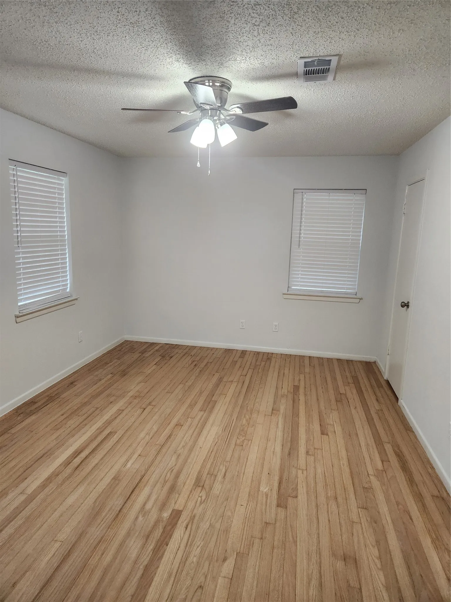 Single Family Residence For Sale in Dallas County , 1838 Oak Hill Circle, Dallas, Texas 75217, 3 Bedroom, 2 Bathroom, 2 Garage spaces, 1,771 Sqft, built in 1963, mls#21280323, Real Estate Agent in Dallas, Homes For Sale in Dallas county, Homes For Sale in Dallas, Realtor in Dallas Texas, Real Estate Brokerage Independent Realty Texas, Luminita Cordes Realtor
