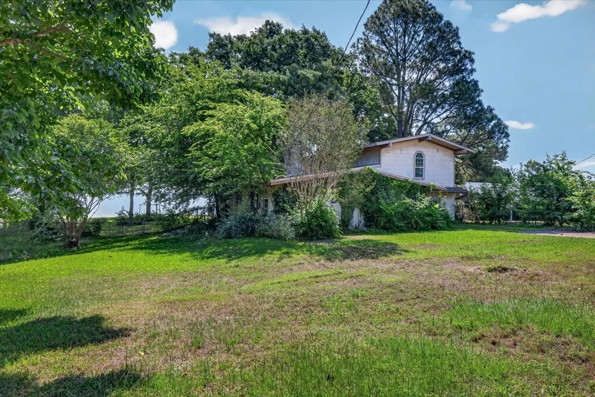 Single Family Residence For Sale in Henderson County , 211 Rosemary Drive, Trinidad, Texas 75163, 5 Bedrooms, 3 Bathrooms, 2 Garage spaces, 2,442 Sqft, built in 1976, Price $549,900, mls#21280354, Real Estate Agent in Trinidad, Homes For Sale in Henderson county, Homes For Sale in Trinidad, Realtor in Trinidad Texas, Real Estate Brokerage Independent Realty Texas, Luminita Cordes Realtor