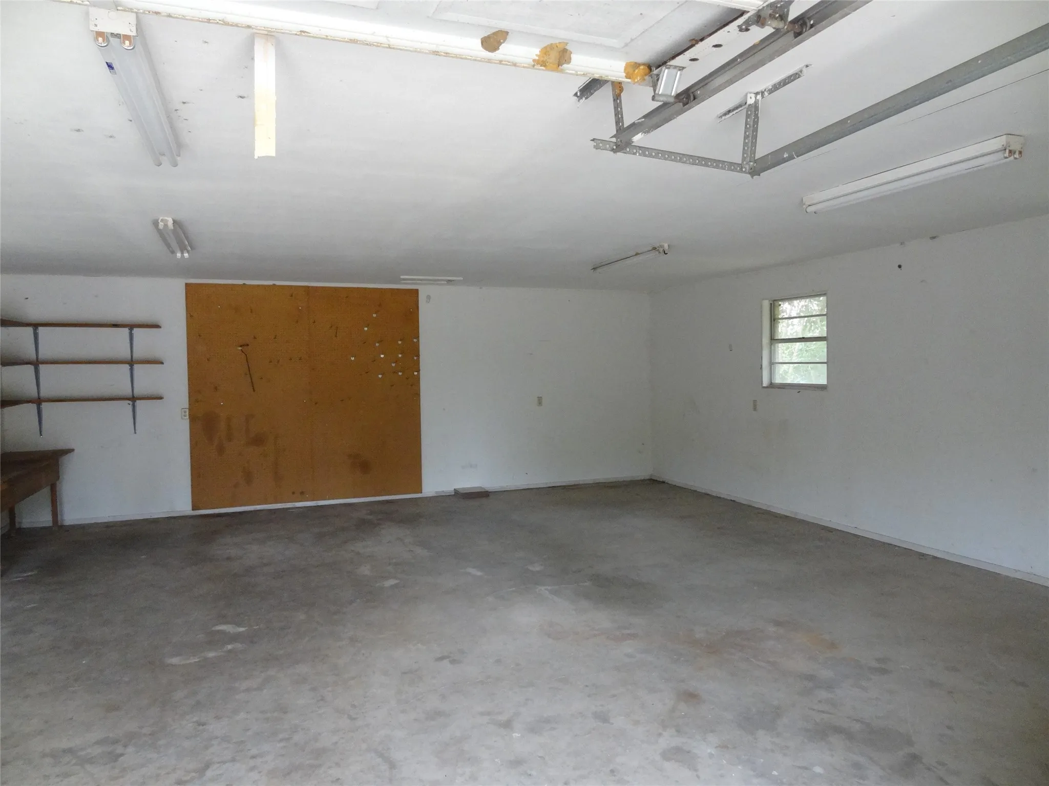 Single Family Residence For Sale in Henderson County , 211 Rosemary Drive, Trinidad, Texas 75163, 5 Bedrooms, 3 Bathrooms, 2 Garage spaces, 2,442 Sqft, built in 1976, Price $549,900, mls#21280354, Real Estate Agent in Trinidad, Homes For Sale in Henderson county, Homes For Sale in Trinidad, Realtor in Trinidad Texas, Real Estate Brokerage Independent Realty Texas, Luminita Cordes Realtor