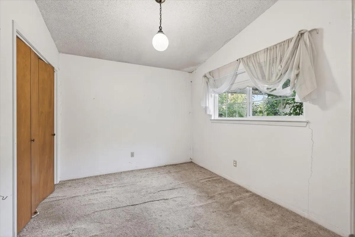 Single Family Residence For Sale in Henderson County , 211 Rosemary Drive, Trinidad, Texas 75163, 5 Bedrooms, 3 Bathrooms, 2 Garage spaces, 2,442 Sqft, built in 1976, Price $549,900, mls#21280354, Real Estate Agent in Trinidad, Homes For Sale in Henderson county, Homes For Sale in Trinidad, Realtor in Trinidad Texas, Real Estate Brokerage Independent Realty Texas, Luminita Cordes Realtor