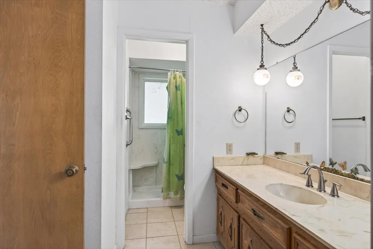 Single Family Residence For Sale in Henderson County , 211 Rosemary Drive, Trinidad, Texas 75163, 5 Bedrooms, 3 Bathrooms, 2 Garage spaces, 2,442 Sqft, built in 1976, Price $549,900, mls#21280354, Real Estate Agent in Trinidad, Homes For Sale in Henderson county, Homes For Sale in Trinidad, Realtor in Trinidad Texas, Real Estate Brokerage Independent Realty Texas, Luminita Cordes Realtor