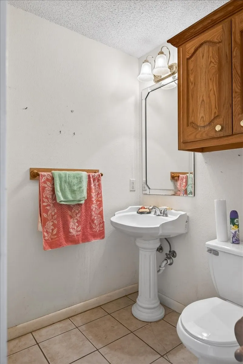 Single Family Residence For Sale in Henderson County , 211 Rosemary Drive, Trinidad, Texas 75163, 5 Bedrooms, 3 Bathrooms, 2 Garage spaces, 2,442 Sqft, built in 1976, Price $549,900, mls#21280354, Real Estate Agent in Trinidad, Homes For Sale in Henderson county, Homes For Sale in Trinidad, Realtor in Trinidad Texas, Real Estate Brokerage Independent Realty Texas, Luminita Cordes Realtor