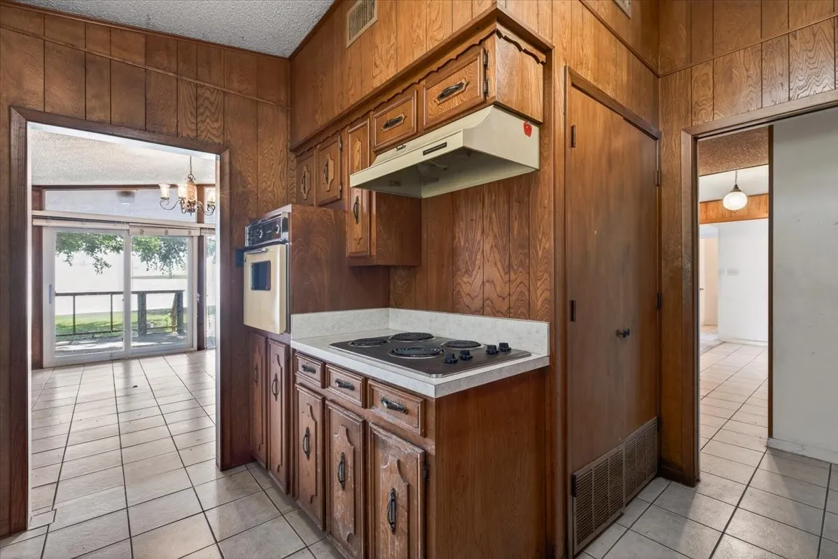 Single Family Residence For Sale in Henderson County , 211 Rosemary Drive, Trinidad, Texas 75163, 5 Bedrooms, 3 Bathrooms, 2 Garage spaces, 2,442 Sqft, built in 1976, Price $549,900, mls#21280354, Real Estate Agent in Trinidad, Homes For Sale in Henderson county, Homes For Sale in Trinidad, Realtor in Trinidad Texas, Real Estate Brokerage Independent Realty Texas, Luminita Cordes Realtor