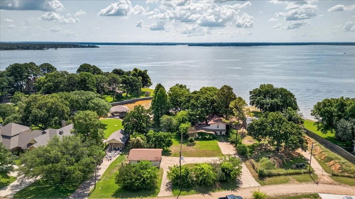 Single Family Residence For Sale in Henderson County , 211 Rosemary Drive, Trinidad, Texas 75163, 5 Bedrooms, 3 Bathrooms, 2 Garage spaces, 2,442 Sqft, built in 1976, Price $549,900, mls#21280354, Real Estate Agent in Trinidad, Homes For Sale in Henderson county, Homes For Sale in Trinidad, Realtor in Trinidad Texas, Real Estate Brokerage Independent Realty Texas, Luminita Cordes Realtor