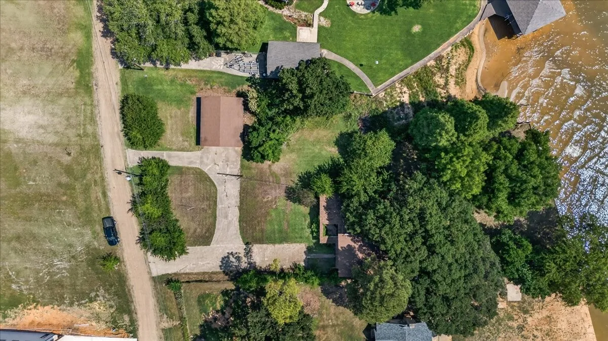 Single Family Residence For Sale in Henderson County , 211 Rosemary Drive, Trinidad, Texas 75163, 5 Bedrooms, 3 Bathrooms, 2 Garage spaces, 2,442 Sqft, built in 1976, Price $549,900, mls#21280354, Real Estate Agent in Trinidad, Homes For Sale in Henderson county, Homes For Sale in Trinidad, Realtor in Trinidad Texas, Real Estate Brokerage Independent Realty Texas, Luminita Cordes Realtor