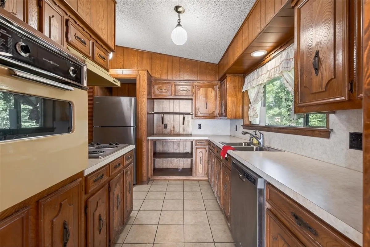 Single Family Residence For Sale in Henderson County , 211 Rosemary Drive, Trinidad, Texas 75163, 5 Bedrooms, 3 Bathrooms, 2 Garage spaces, 2,442 Sqft, built in 1976, Price $549,900, mls#21280354, Real Estate Agent in Trinidad, Homes For Sale in Henderson county, Homes For Sale in Trinidad, Realtor in Trinidad Texas, Real Estate Brokerage Independent Realty Texas, Luminita Cordes Realtor