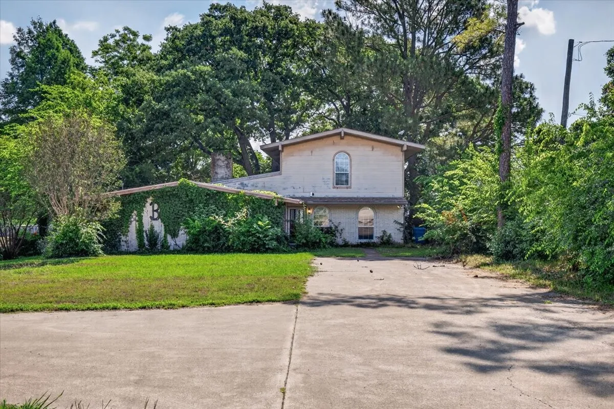 Single Family Residence For Sale in Henderson County , 211 Rosemary Drive, Trinidad, Texas 75163, 5 Bedrooms, 3 Bathrooms, 2 Garage spaces, 2,442 Sqft, built in 1976, Price $549,900, mls#21280354, Real Estate Agent in Trinidad, Homes For Sale in Henderson county, Homes For Sale in Trinidad, Realtor in Trinidad Texas, Real Estate Brokerage Independent Realty Texas, Luminita Cordes Realtor