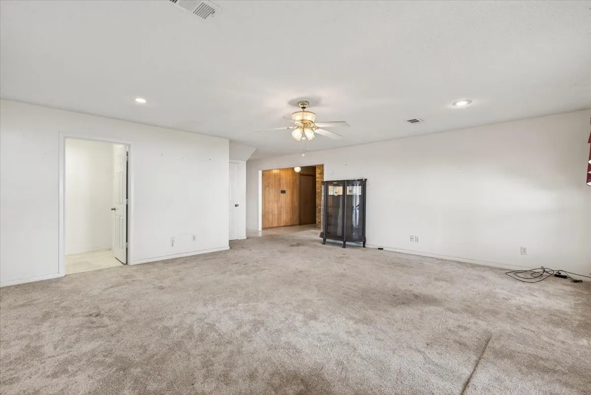 Single Family Residence For Sale in Henderson County , 211 Rosemary Drive, Trinidad, Texas 75163, 5 Bedrooms, 3 Bathrooms, 2 Garage spaces, 2,442 Sqft, built in 1976, Price $549,900, mls#21280354, Real Estate Agent in Trinidad, Homes For Sale in Henderson county, Homes For Sale in Trinidad, Realtor in Trinidad Texas, Real Estate Brokerage Independent Realty Texas, Luminita Cordes Realtor