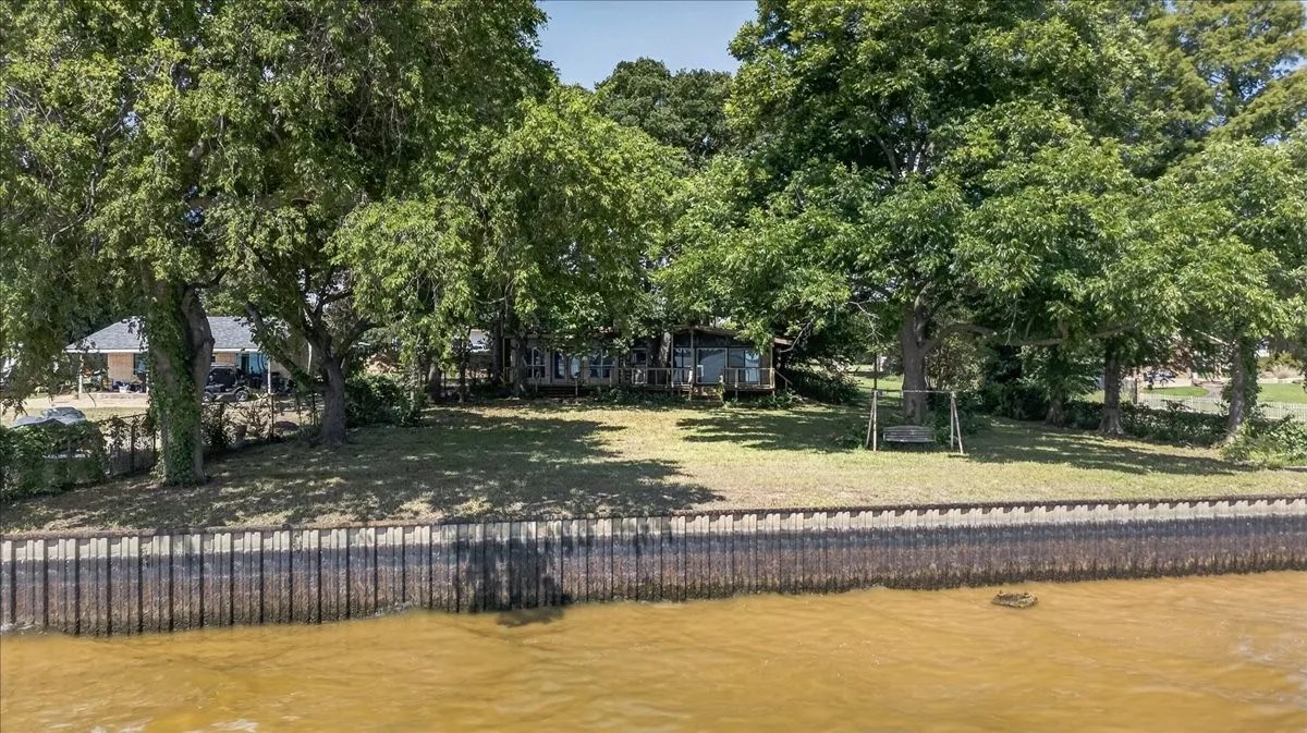 Single Family Residence For Sale in Henderson County , 211 Rosemary Drive, Trinidad, Texas 75163, 5 Bedrooms, 3 Bathrooms, 2 Garage spaces, 2,442 Sqft, built in 1976, Price $549,900, mls#21280354, Real Estate Agent in Trinidad, Homes For Sale in Henderson county, Homes For Sale in Trinidad, Realtor in Trinidad Texas, Real Estate Brokerage Independent Realty Texas, Luminita Cordes Realtor