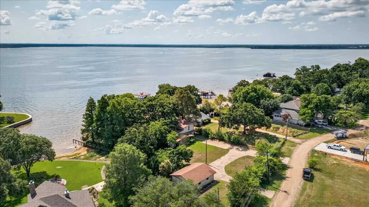Single Family Residence For Sale in Henderson County , 211 Rosemary Drive, Trinidad, Texas 75163, 5 Bedrooms, 3 Bathrooms, 2 Garage spaces, 2,442 Sqft, built in 1976, Price $549,900, mls#21280354, Real Estate Agent in Trinidad, Homes For Sale in Henderson county, Homes For Sale in Trinidad, Realtor in Trinidad Texas, Real Estate Brokerage Independent Realty Texas, Luminita Cordes Realtor