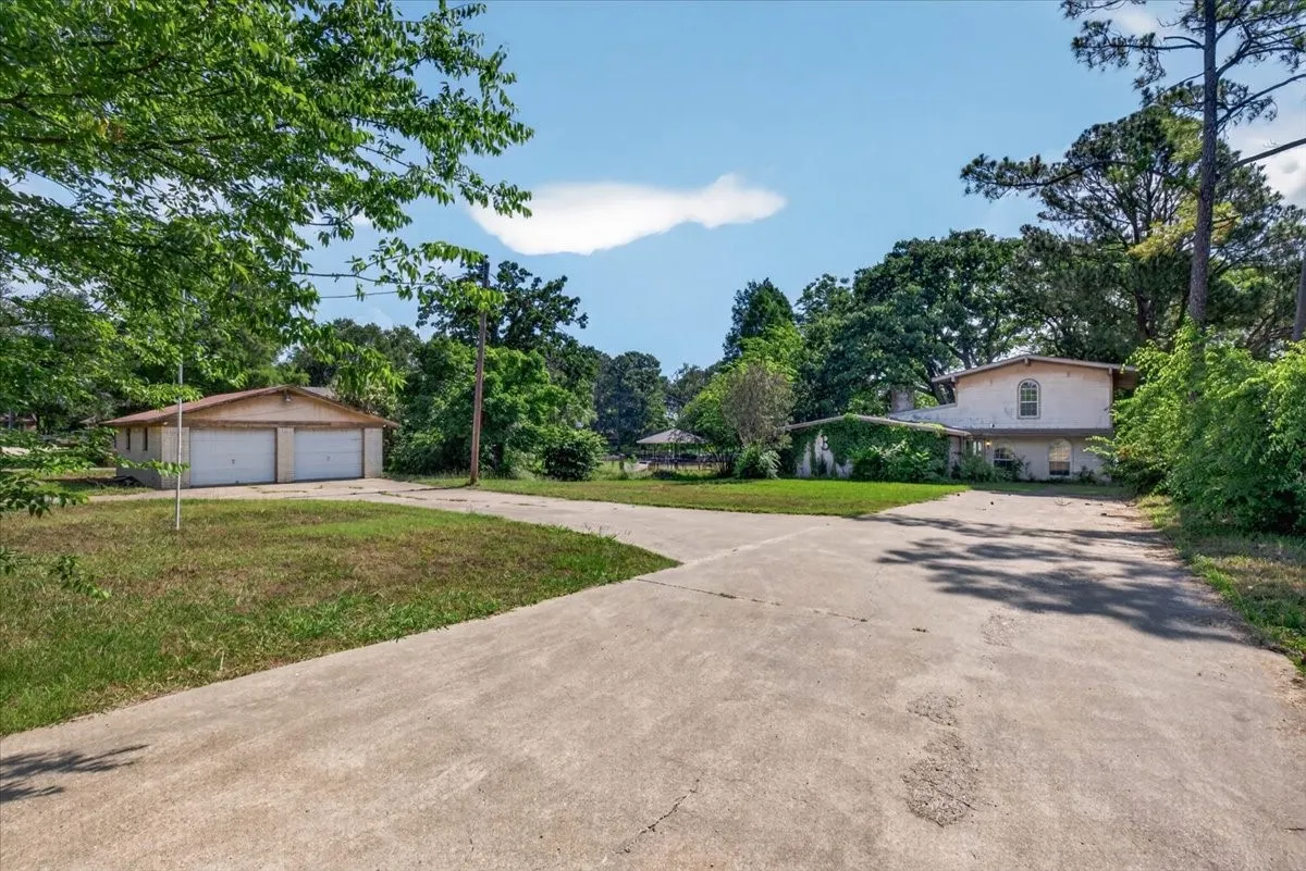Single Family Residence For Sale in Henderson County , 211 Rosemary Drive, Trinidad, Texas 75163, 5 Bedrooms, 3 Bathrooms, 2 Garage spaces, 2,442 Sqft, built in 1976, Price $549,900, mls#21280354, Real Estate Agent in Trinidad, Homes For Sale in Henderson county, Homes For Sale in Trinidad, Realtor in Trinidad Texas, Real Estate Brokerage Independent Realty Texas, Luminita Cordes Realtor