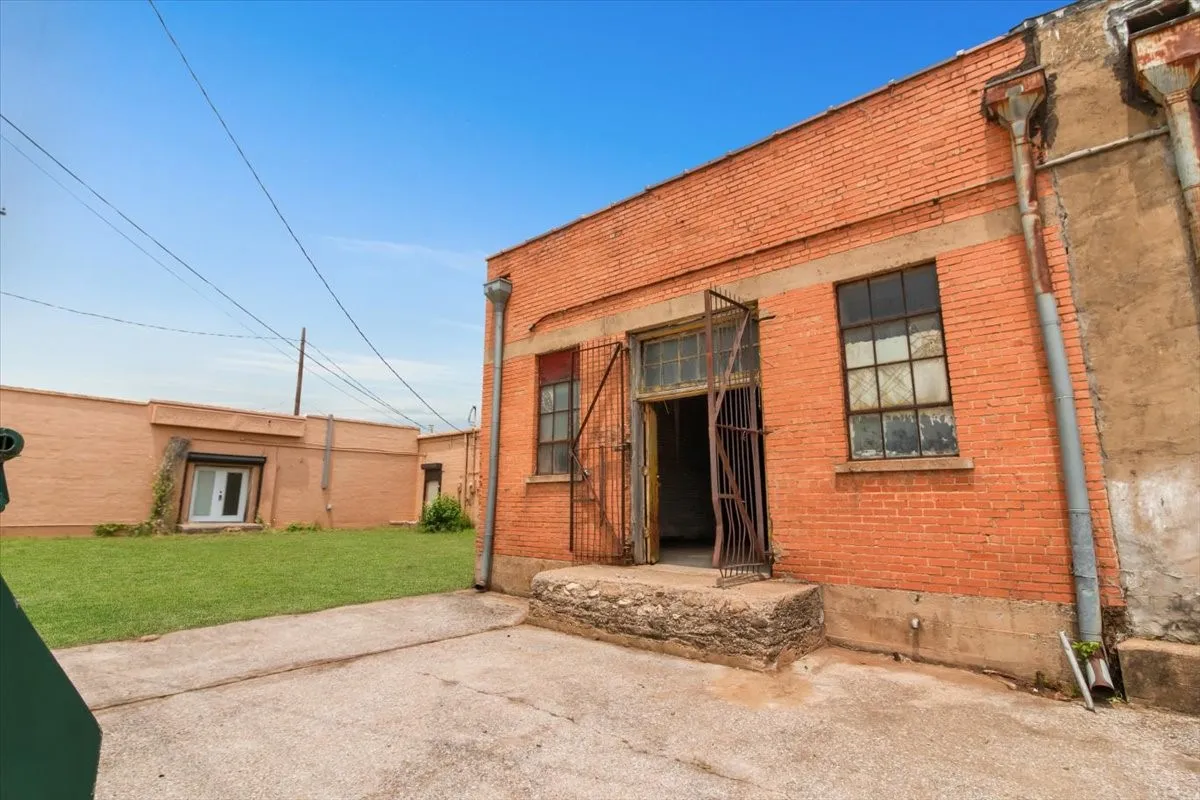 Warehouse For Sale in Grayson County , 118 W Woodard Street, Denison, Texas 75021, 0, 0, Garage spaces, 2,500 Sqft, built in 1960, mls#21275560, Real Estate Agent in Denison, Homes For Sale in Grayson county, Homes For Sale in Denison, Realtor in Denison Texas, Real Estate Brokerage Independent Realty Texas, Luminita Cordes Realtor