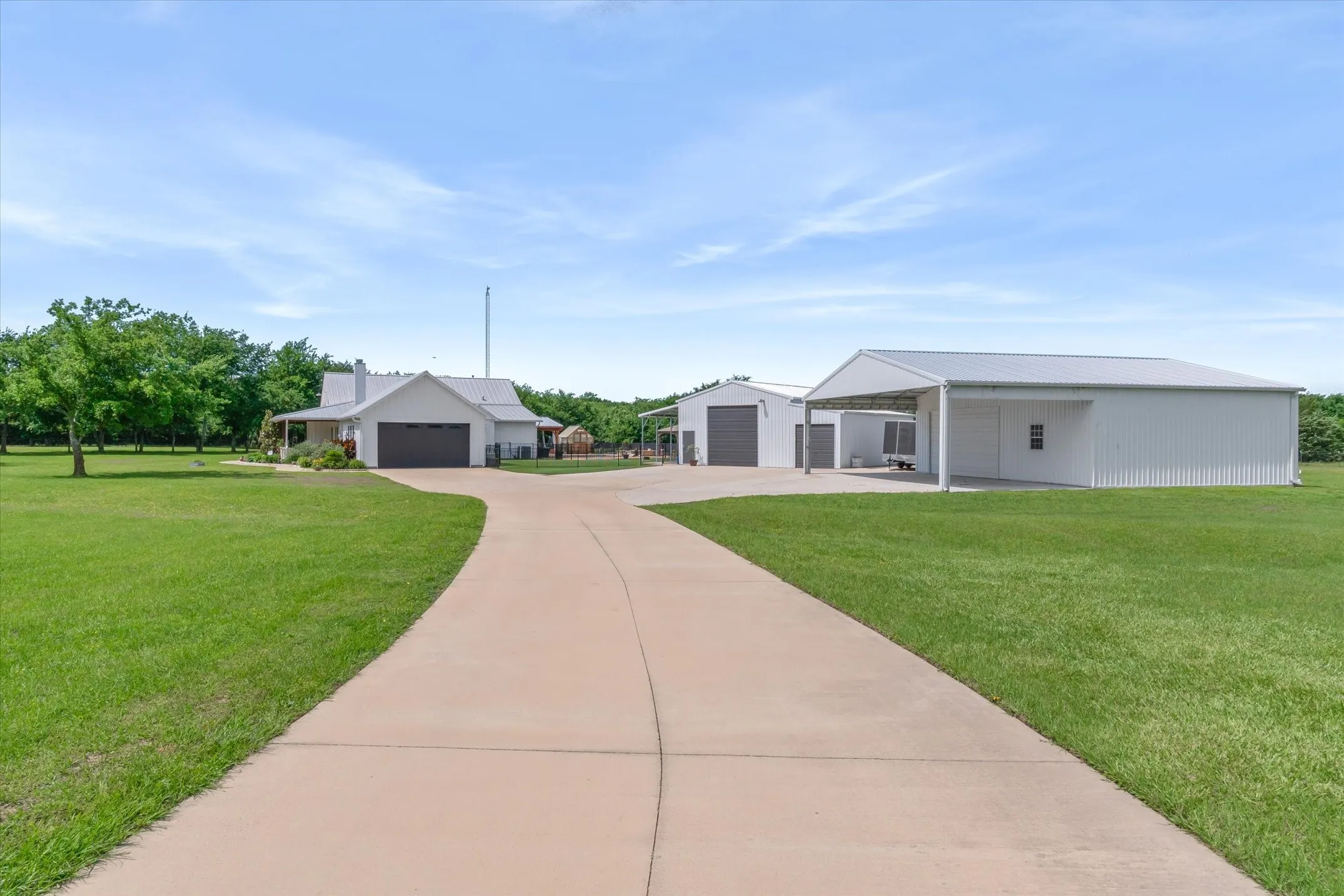 Single Family Residence For Sale in Van Zandt County , 185 Vz County Road 3818, Wills Point, Texas 75169, 4 Bedroom, 2 Bathroom, 2 Garage spaces, 2,530 Sqft, built in 2020, mls#21279718, Real Estate Agent in Wills Point, Homes For Sale in Van Zandt county, Homes For Sale in Wills Point, Realtor in Wills Point Texas, Real Estate Brokerage Independent Realty Texas, Luminita Cordes Realtor