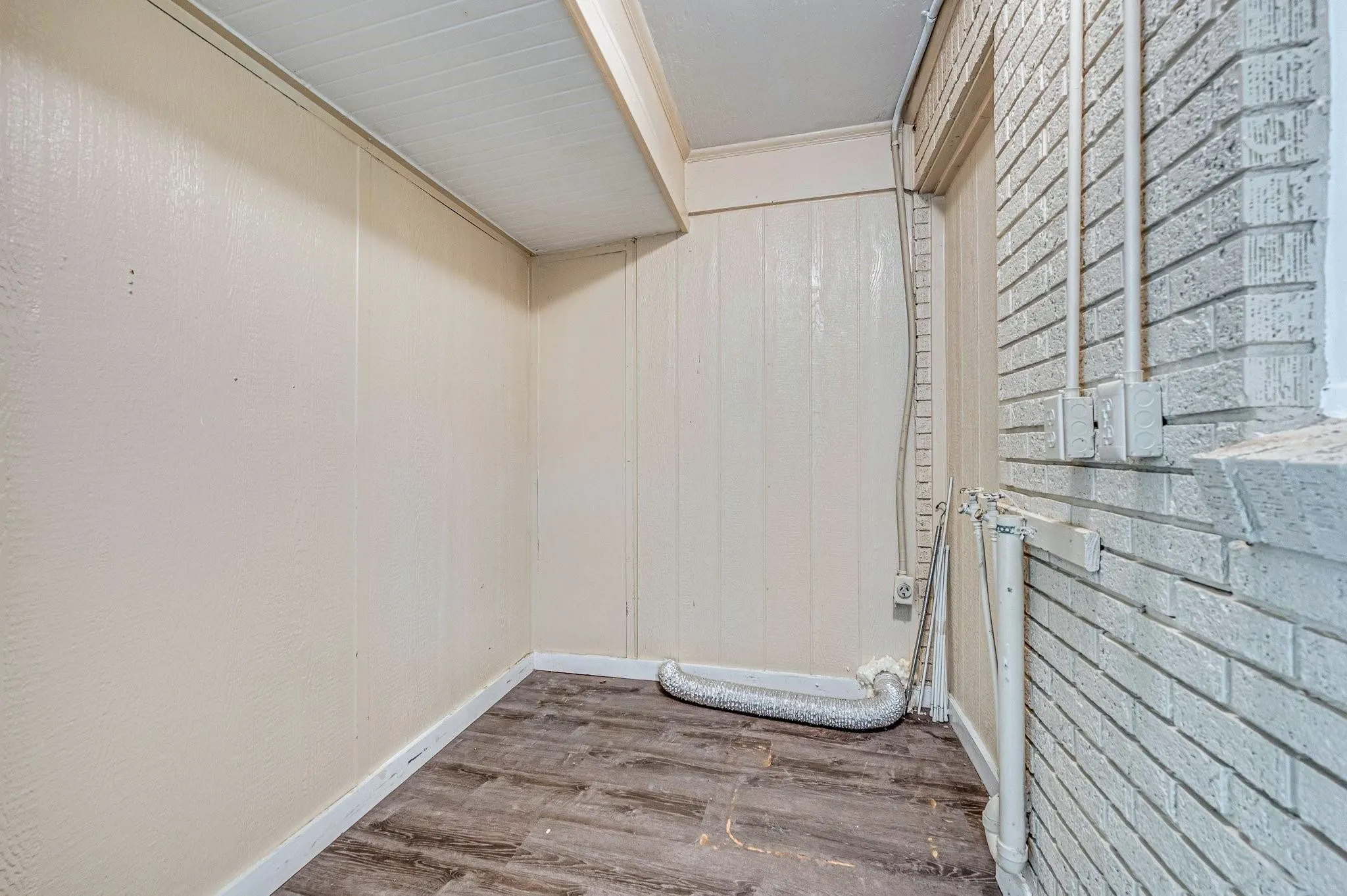 Single Family Residence For Sale in Ellis County , 504 John Arden Drive, Waxahachie, Texas 75165, 2 Bedroom, 2 Bathroom, 1 Garage spaces, 1,422 Sqft, built in 1955, mls#21276128, Real Estate Agent in Waxahachie, Homes For Sale in Ellis county, Homes For Sale in Waxahachie, Realtor in Waxahachie Texas, Real Estate Brokerage Independent Realty Texas, Luminita Cordes Realtor