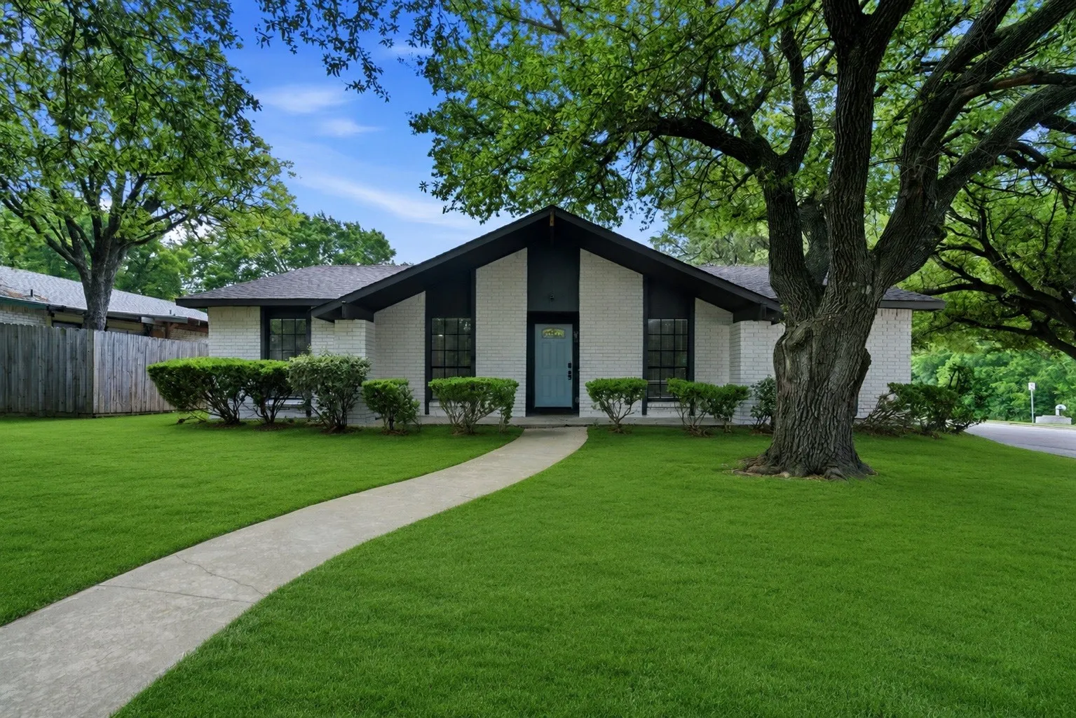 Single Family Residence For Sale in Dallas County , 6422 Faircove Circle, Garland, Texas 75043, 3 Bedroom, 2 Bathroom, 2 Garage spaces, 1,934 Sqft, built in 1975, mls#21280359, Real Estate Agent in Garland, Homes For Sale in Dallas county, Homes For Sale in Garland, Realtor in Garland Texas, Real Estate Brokerage Independent Realty Texas, Luminita Cordes Realtor