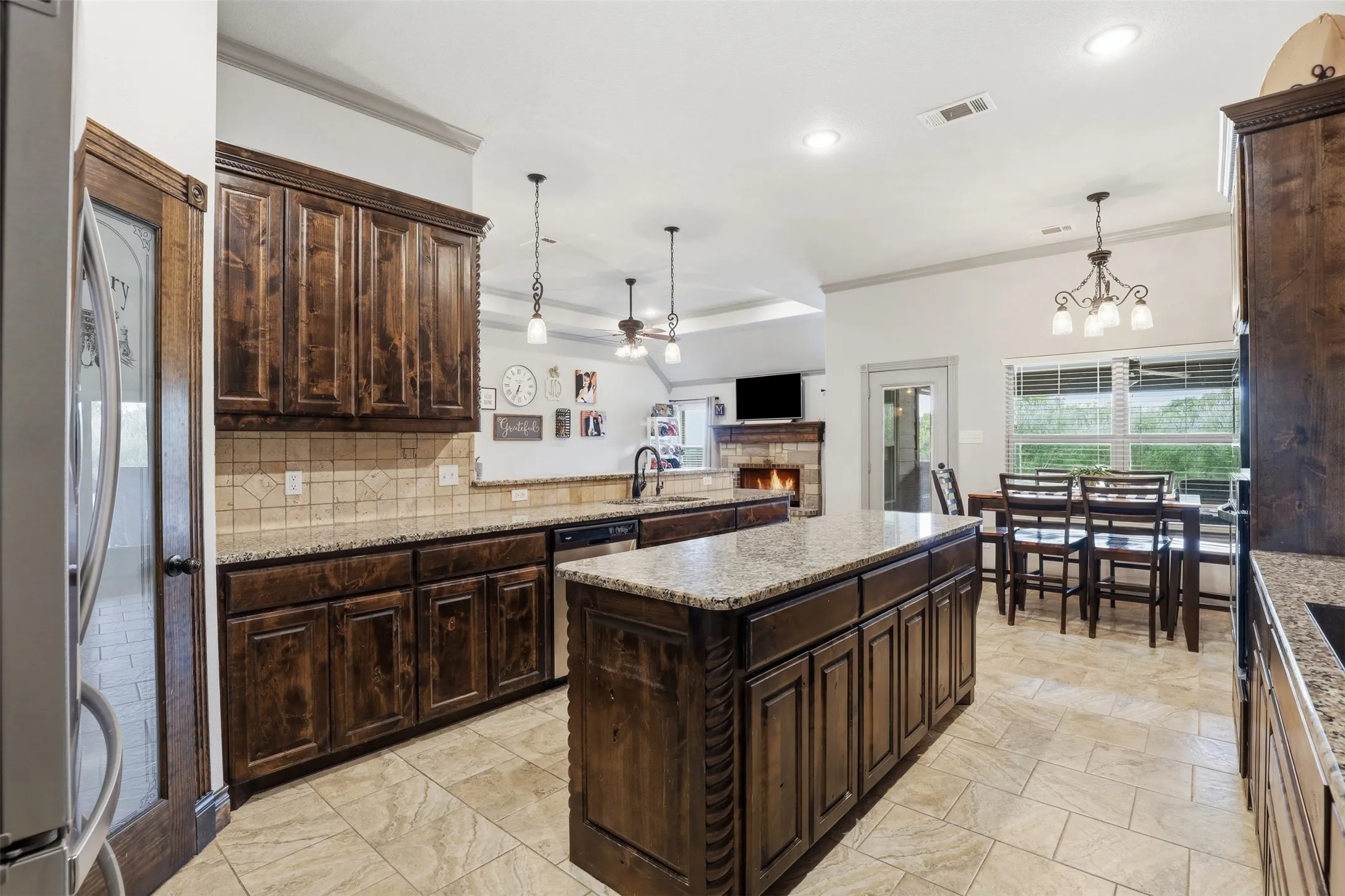 Single Family Residence For Sale in Parker County , 115 Mike Thornton Court, Weatherford, Texas 76088, 3 Bedroom, 3 Bathroom, 3 Garage spaces, 2,307 Sqft, built in 2018, mls#21280018, Real Estate Agent in Weatherford, Homes For Sale in Parker county, Homes For Sale in Weatherford, Realtor in Weatherford Texas, Real Estate Brokerage Independent Realty Texas, Luminita Cordes Realtor